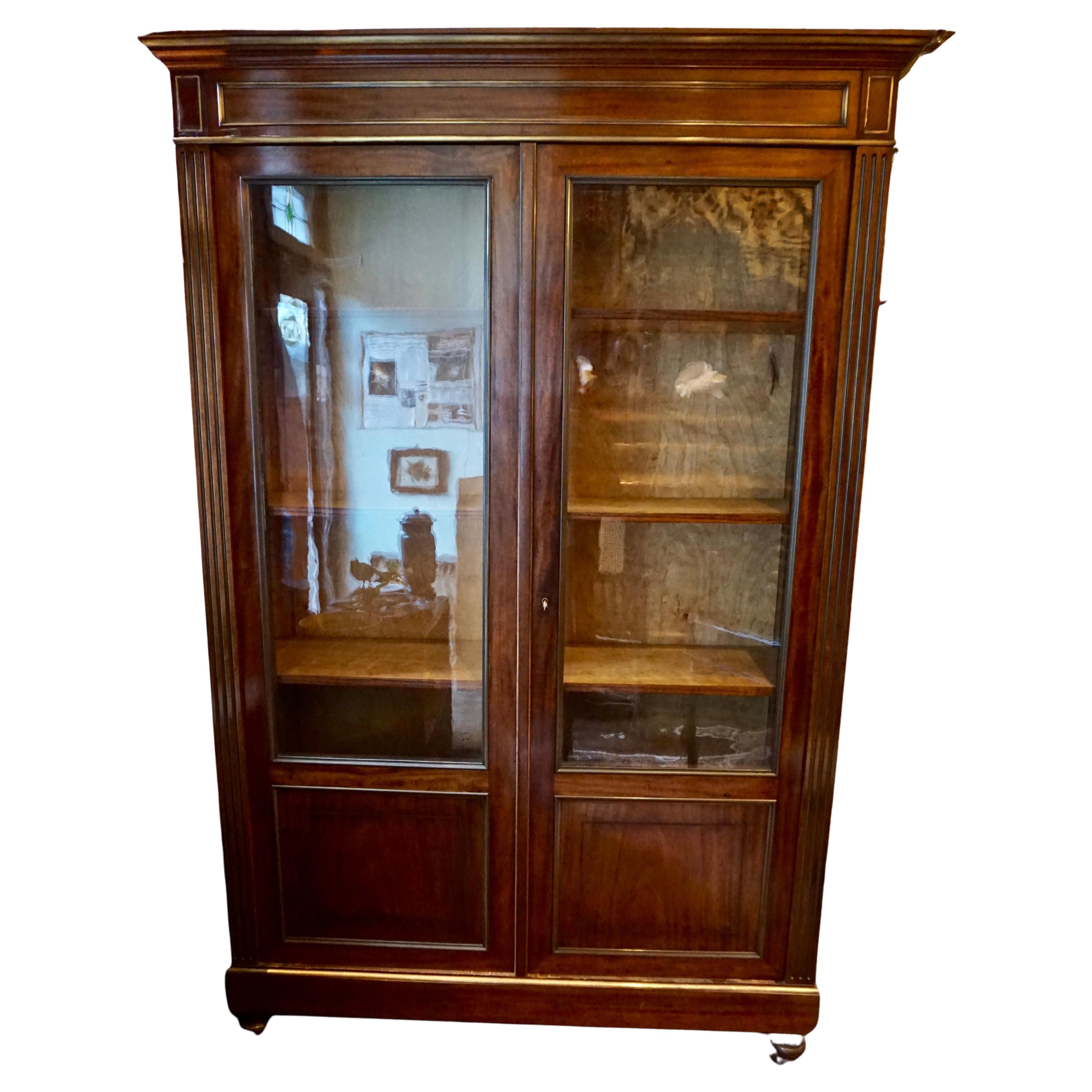 Grande bibliothèque en acajou et laiton doré style Napoléon III avec vitrine commode en vente