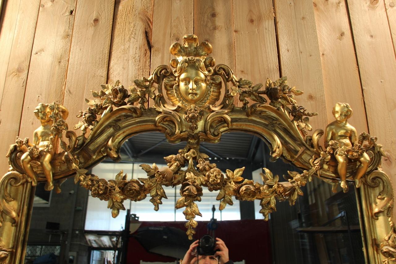 Großer Spiegel Napoleon III in vergoldetem Holz mit Putten und Maskaron (Napoleon III.) im Angebot