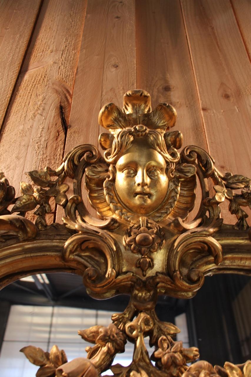 Großer Spiegel Napoleon III in vergoldetem Holz mit Putten und Maskaron (Französisch) im Angebot