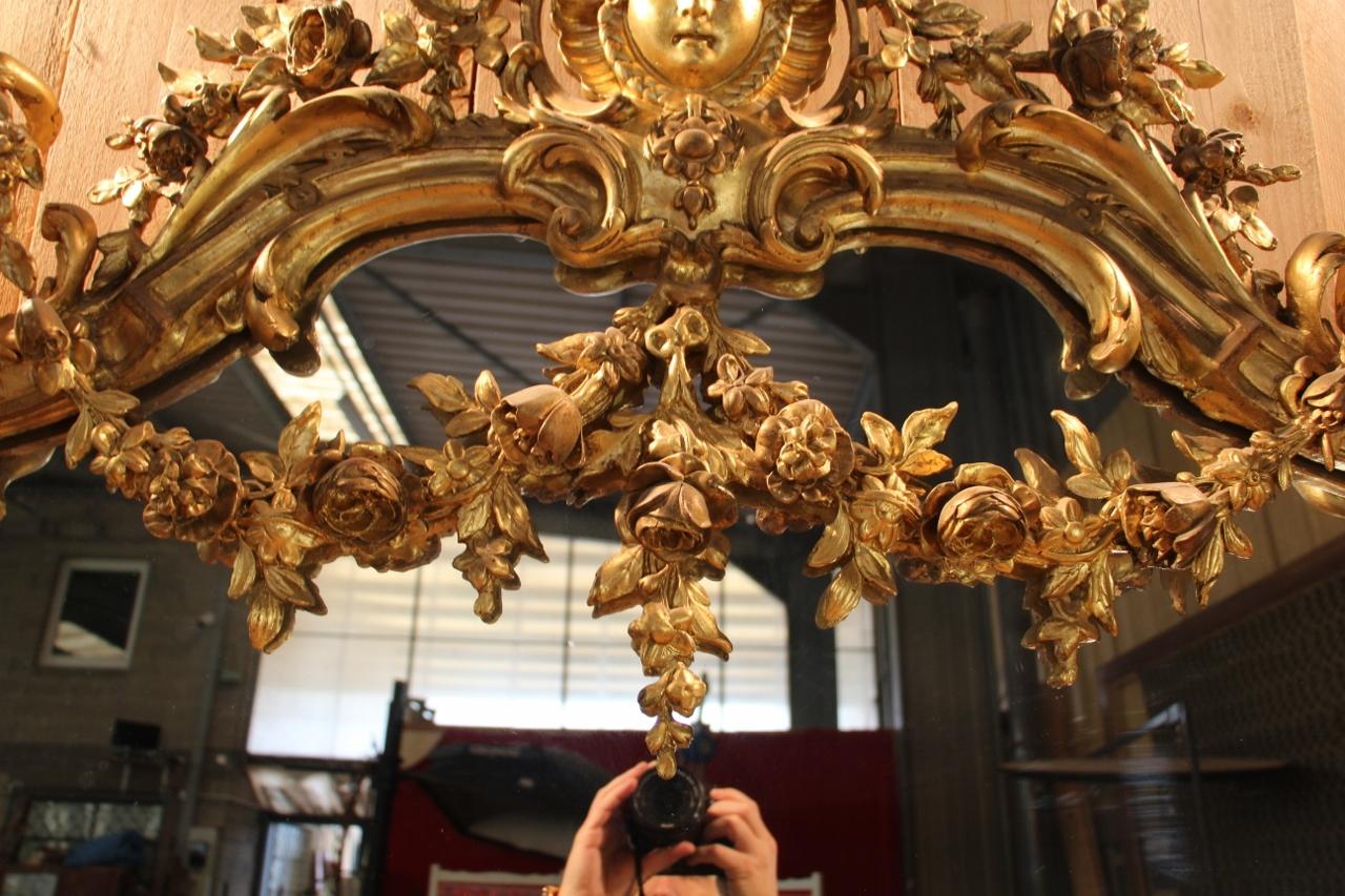 Großer Spiegel Napoleon III in vergoldetem Holz mit Putten und Maskaron im Angebot 1