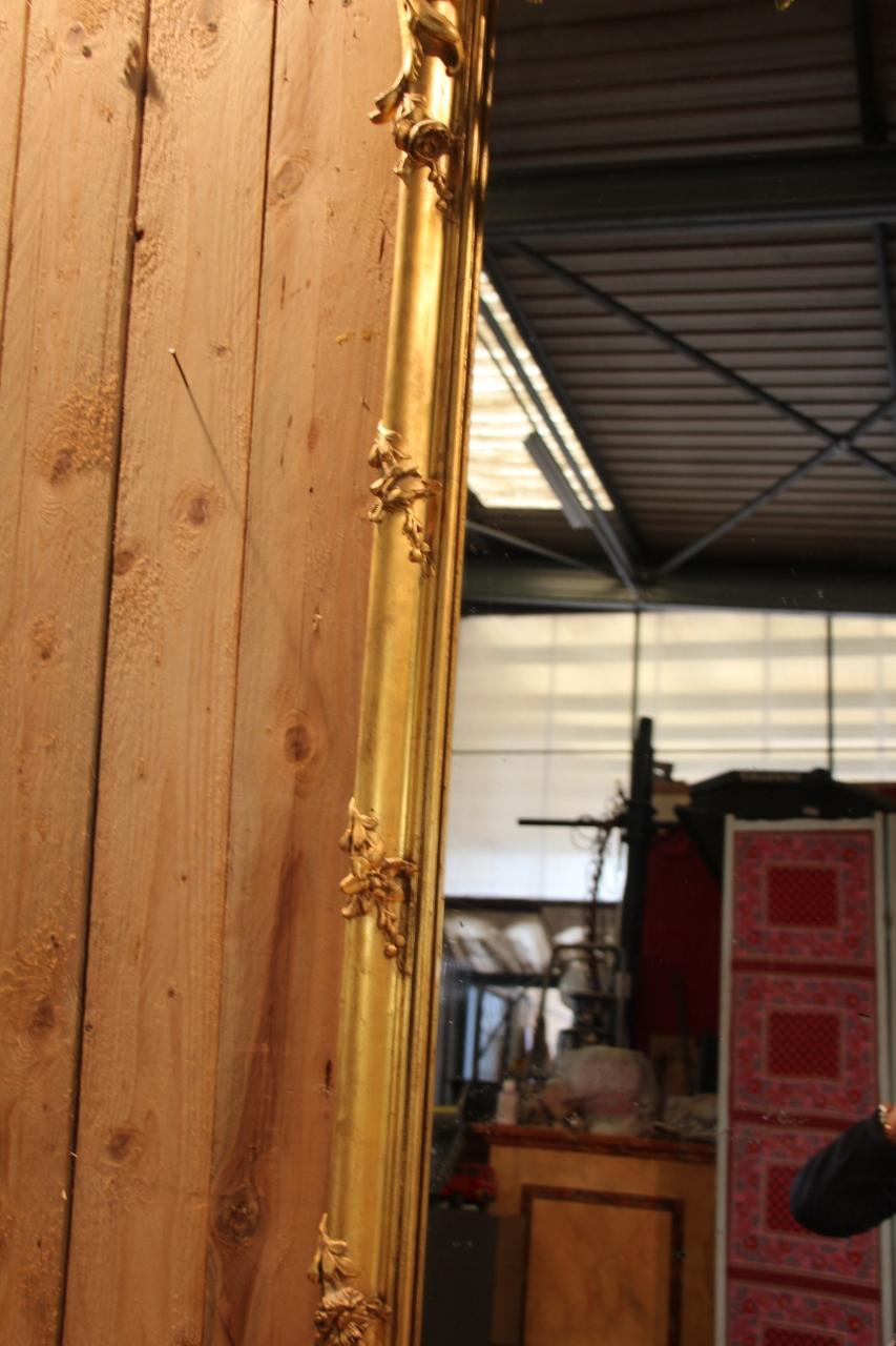 Großer Spiegel Napoleon III in vergoldetem Holz mit Putten und Maskaron im Angebot 3