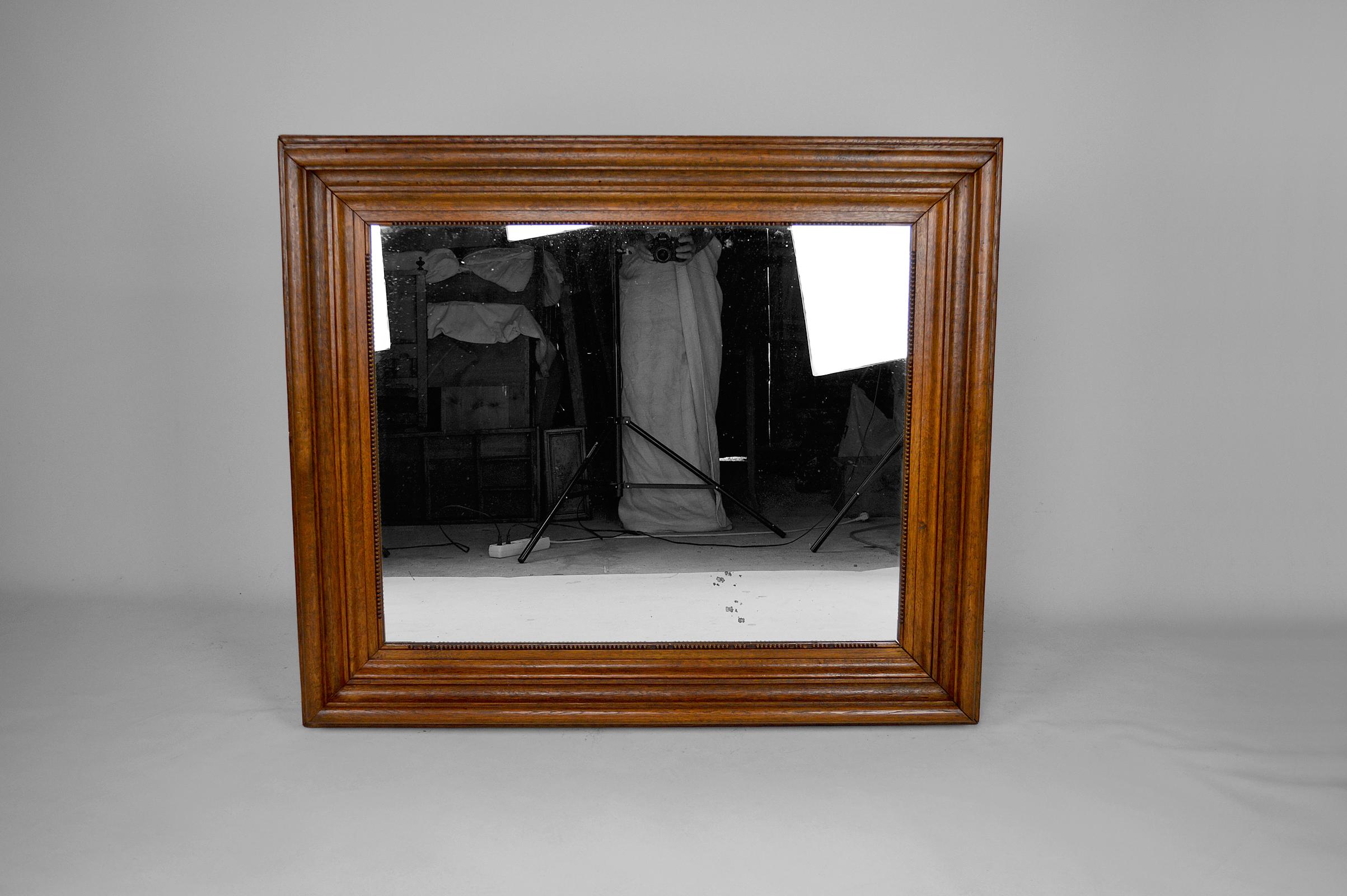Imposing mirror with molded oak frame with rows of pearls.

Napoleon III / Victorian style, France, around 1860.

In good condition.
Slight flaws in the stain.

Dimensions :
Height 103cm
Width 120cm
Depth 13cm

 