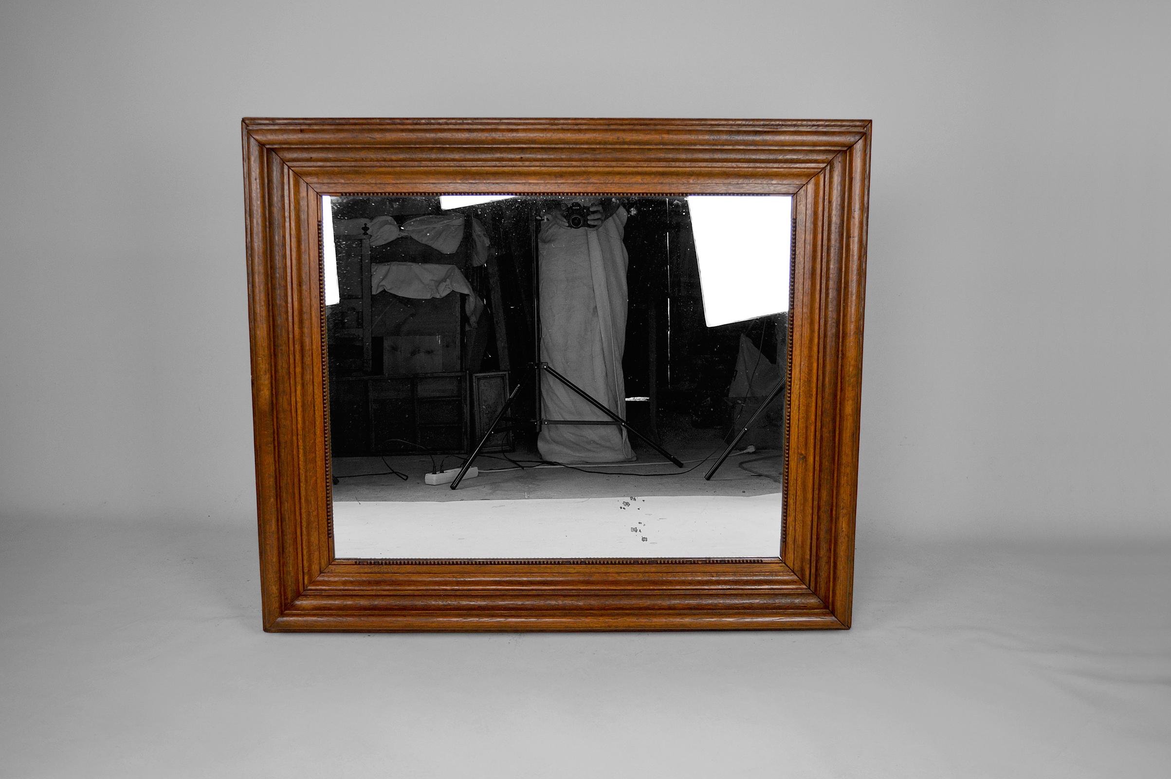 Imponente specchio con cornice in Oak Oak modellata con file di perle.

Napoleone III / stile vittoriano, Francia, 1860 circa.

In buone condizioni.
Leggeri difetti nella macchia.

Dimensioni :
Altezza 103 cm
Larghezza 120 cm
Profondità 13