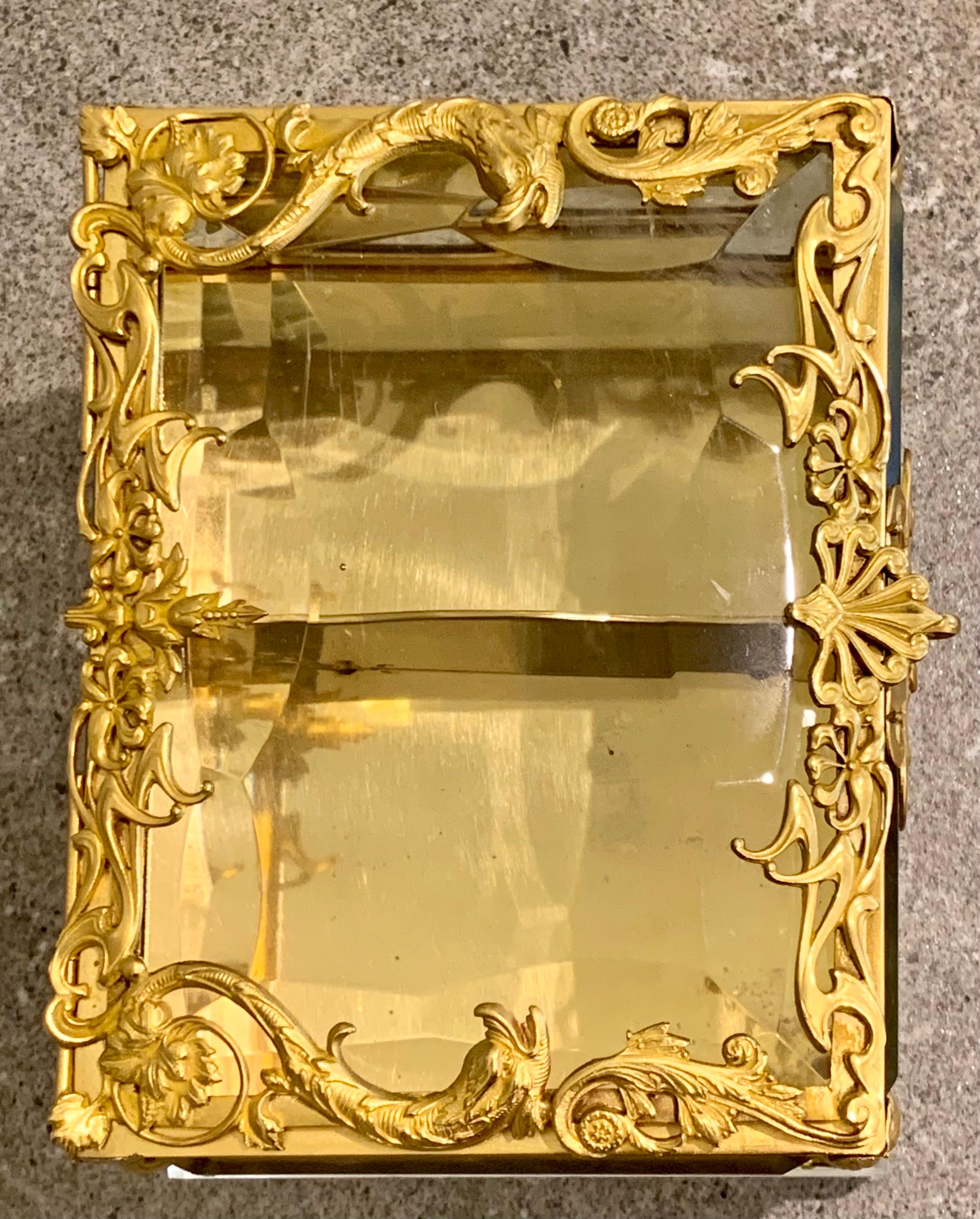 Metà XIX secolo Grande scrigno/scatola in vetro con ormolatura di Napoleone III, francese in vendita