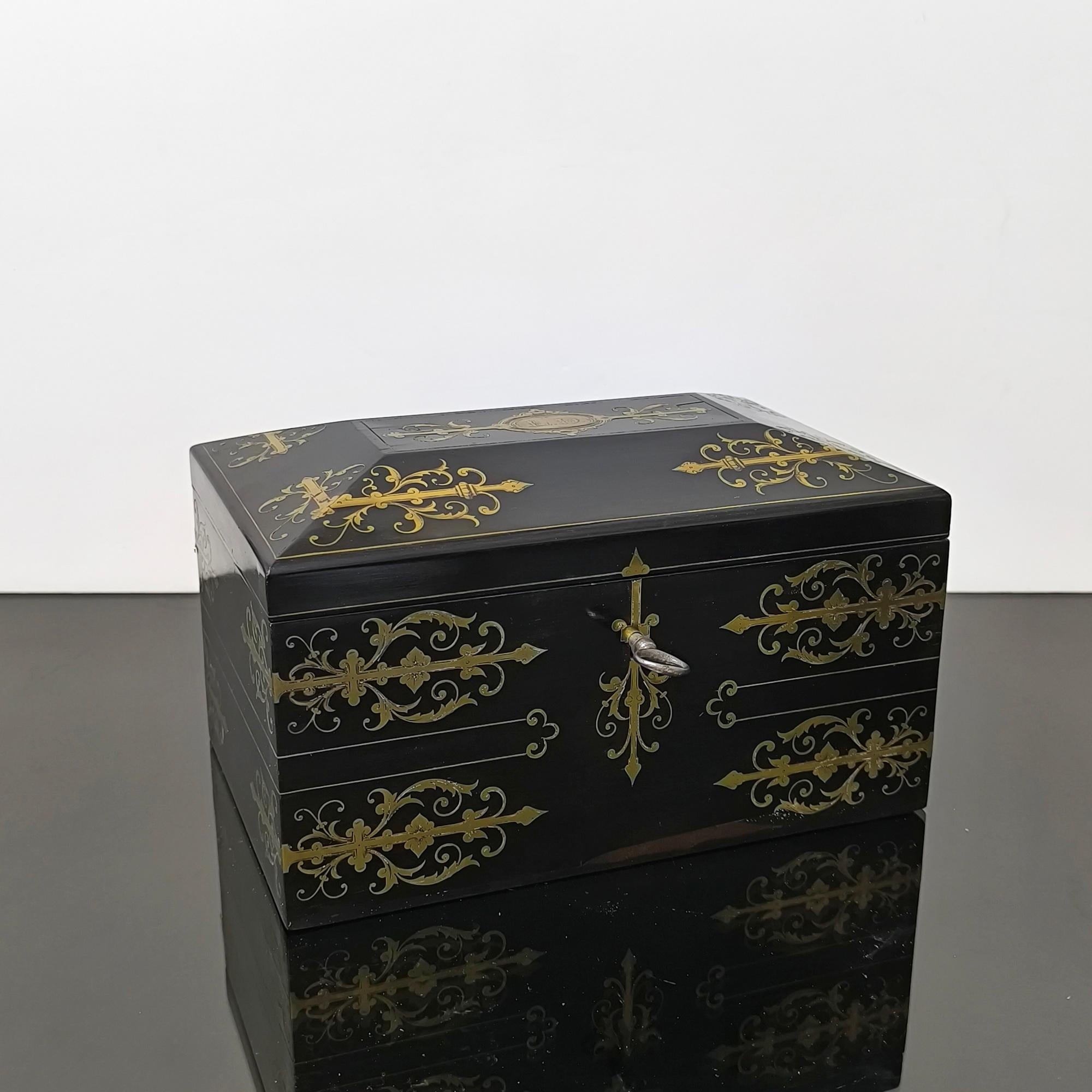 Ebenholz-Schmuckkästchen aus der Zeit Napoleons III. von TAHAN Paris
Abmessungen:
- Höhe: 14,5 cm
- Länge: 23 cm
- Tiefe: 15,5 cm
Gestempelt 