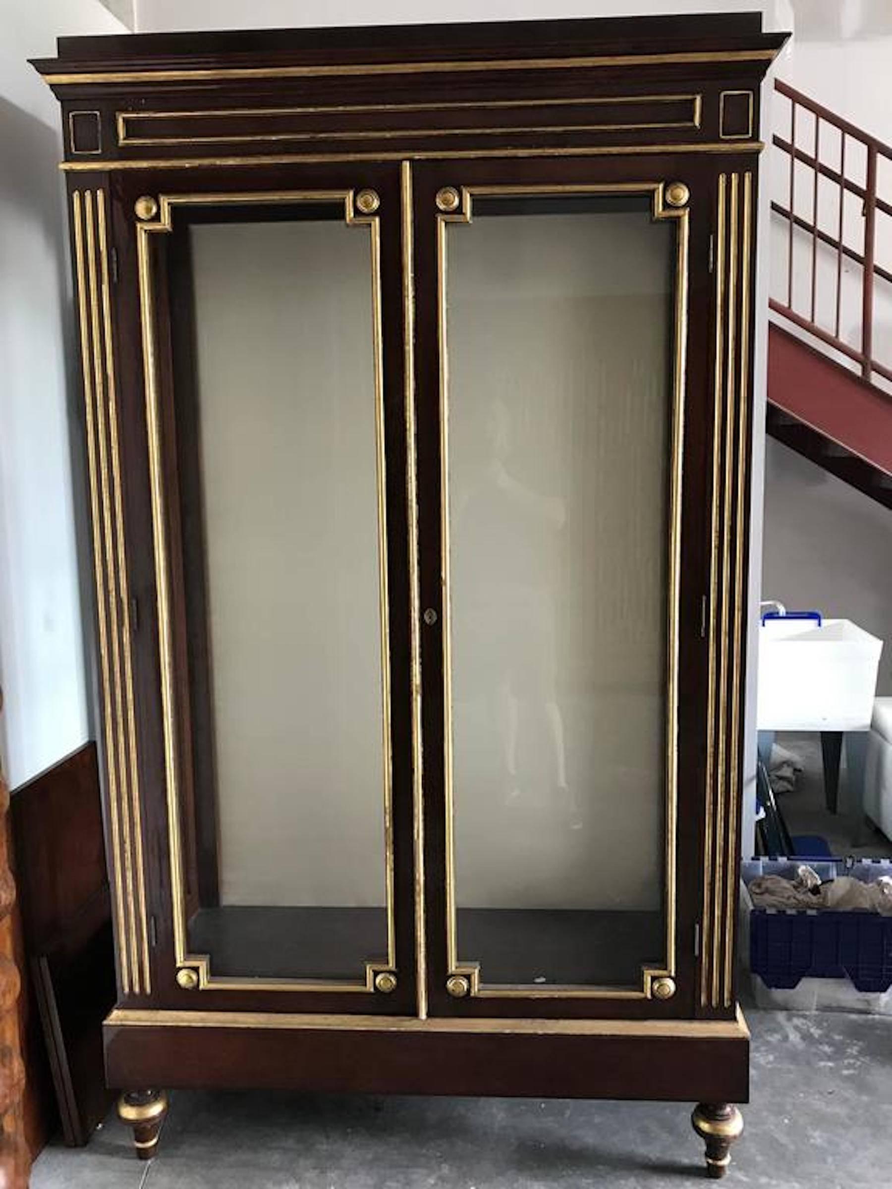 Large Napoleon III style vitrine, beautiful mahogany with gilt highlights, the case fitted with two large glass panel doors and sides, raised on toupee feet. Shown without shelves, three thick glass shelves are included. This is one piece