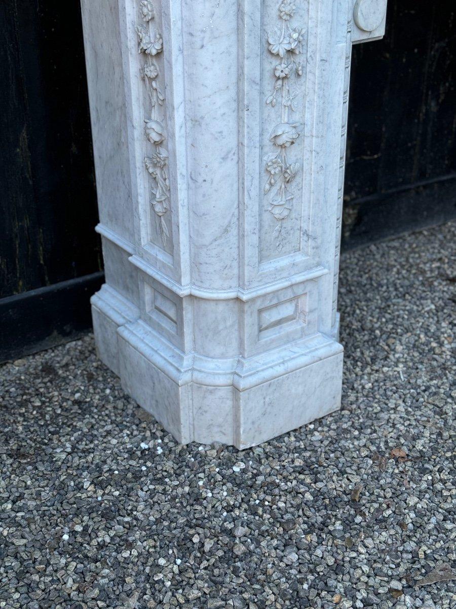 Grande cheminée en marbre blanc de Carrare Napoléon III vers 1880 Bon état à Honnelles, WHT