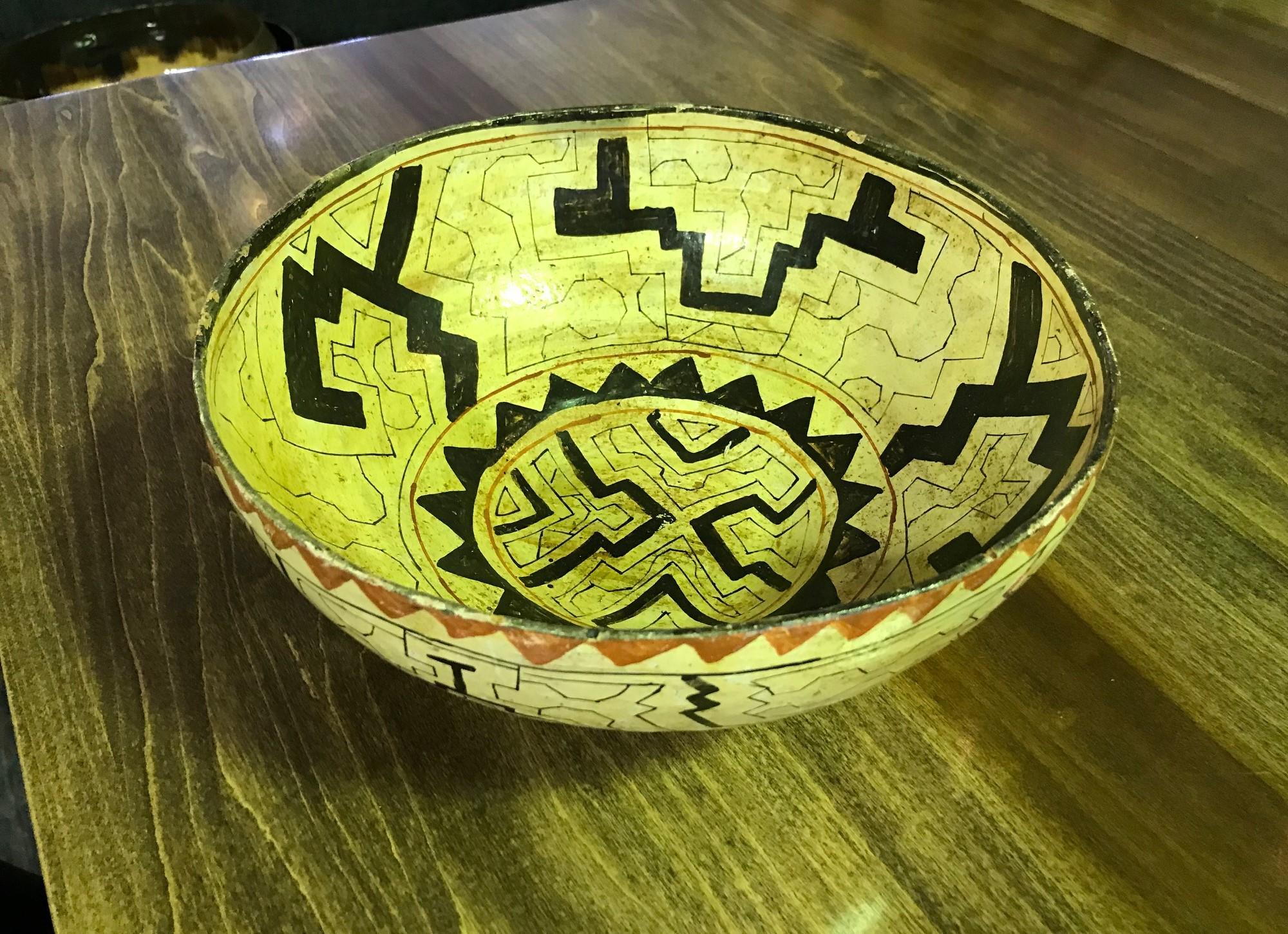 Earthenware Native American Indian Large Shipibo-Conibo Amazon Tribe Peru Pottery Bowl