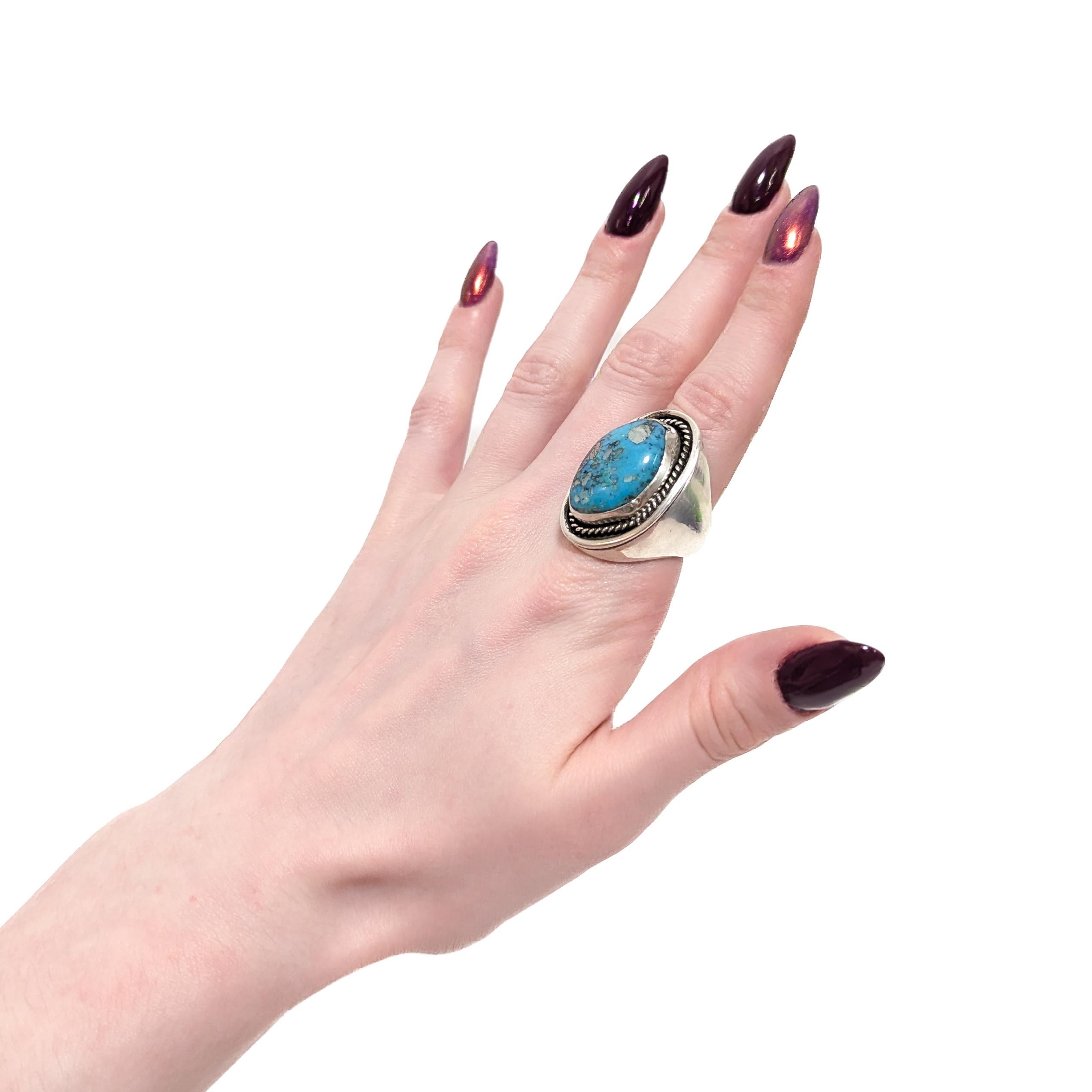 Großer indianischer Silber & Türkis Cabochon Signet Style Ring im Zustand „Gut“ im Angebot in Philadelphia, PA
