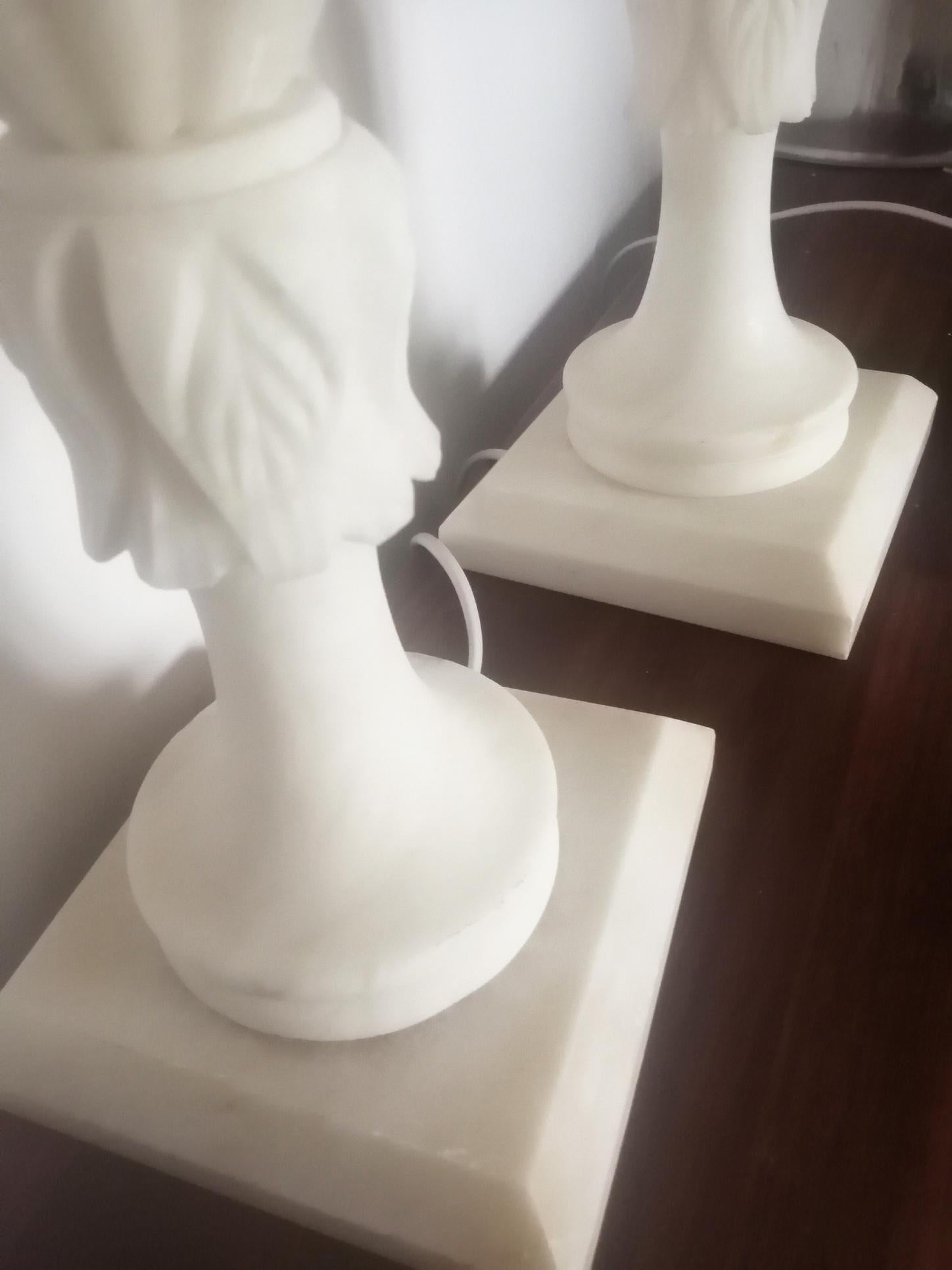 
Il s'agit d'une belle lampe en albâtre ou en marbre d'un blanc très pur.

Ces lampes en albâtre ou en marbre blanc sont d'excellente qualité et en parfait état. Elles sont d'une belle blancheur et sans taches. Ce sont des geais qui sont également