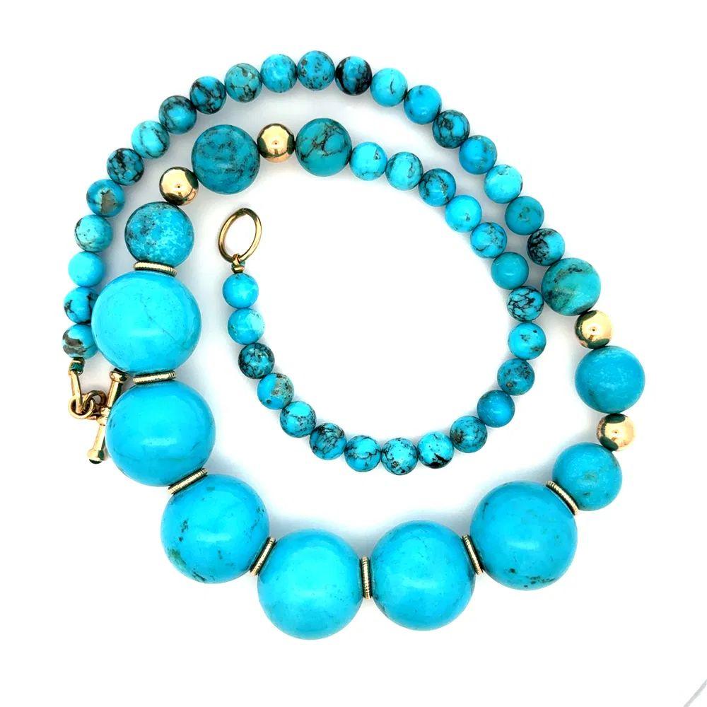 Einfach schön! Sensationelle Seltene große Runde poliert natürlichen blauen Türkis und 14K Gold Perlenkette. Bestehend aus 52 Türkisperlen, jede ca. 22mm-8mm groß. Akzentuiert durch 14K Gelbgold Perlen, Abstandshalter und Verschluss. Die Halskette
