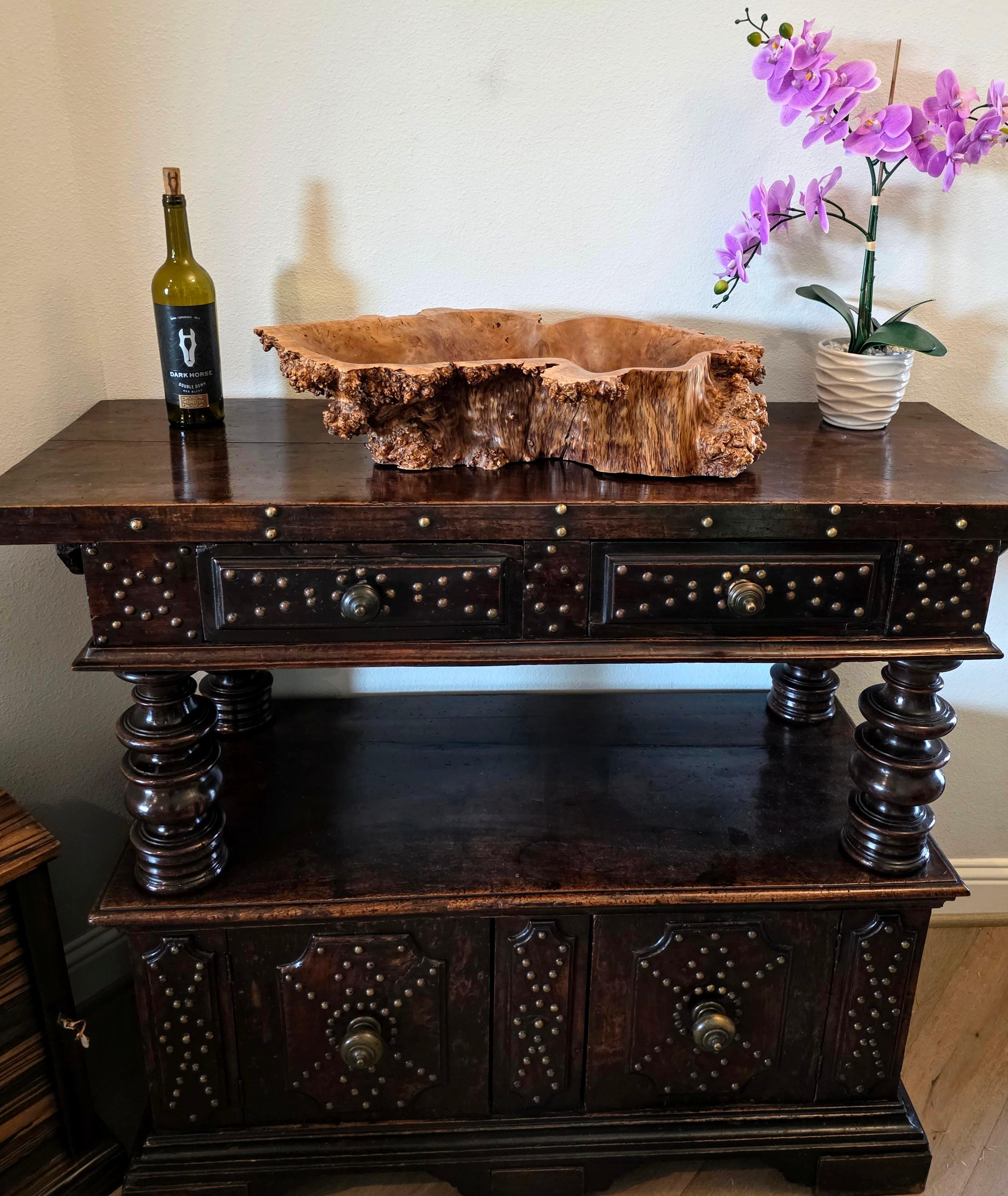 Organico moderno Large Natural Burl Wood Live Edge Carved Bowl Organic Centerpiece Sculpture in vendita