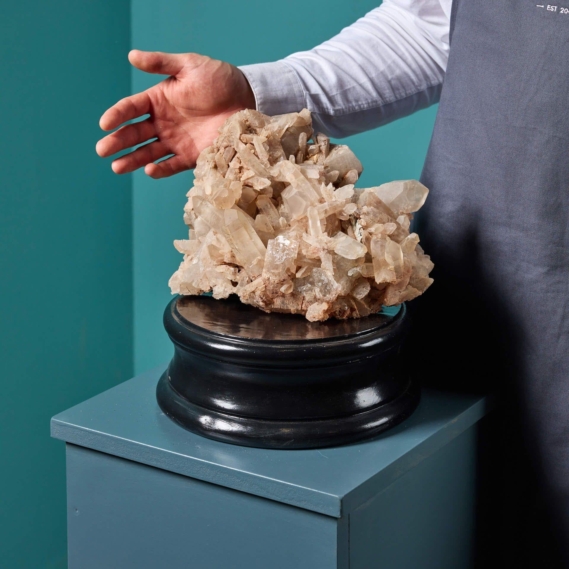 Un grand spécimen de cristal de calcite naturel. Formé au cours de millions d'années, ce spécimen de calcite naturelle présente de spectaculaires cristaux scalénoédriques - également connus sous le nom de dents de chien - et présente une légère