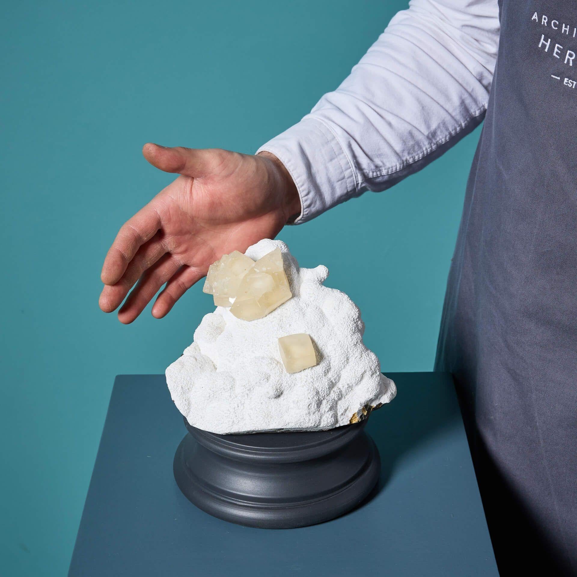 Un grand spécimen inhabituel de calcite et de stilbite, formé naturellement, présenté sur un socle exclusif prêt à être exposé à l'intérieur.
 
Formé par la Nature au cours de nombreux siècles, ce spécimen frappant présente un ensemble irrégulier de
