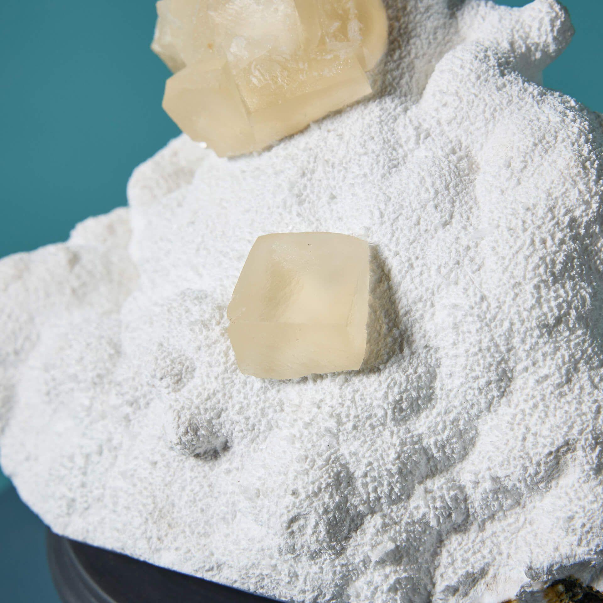 XVIIIe siècle et antérieur Grand spécimen minéral naturel de calcite et de stilbite en vente