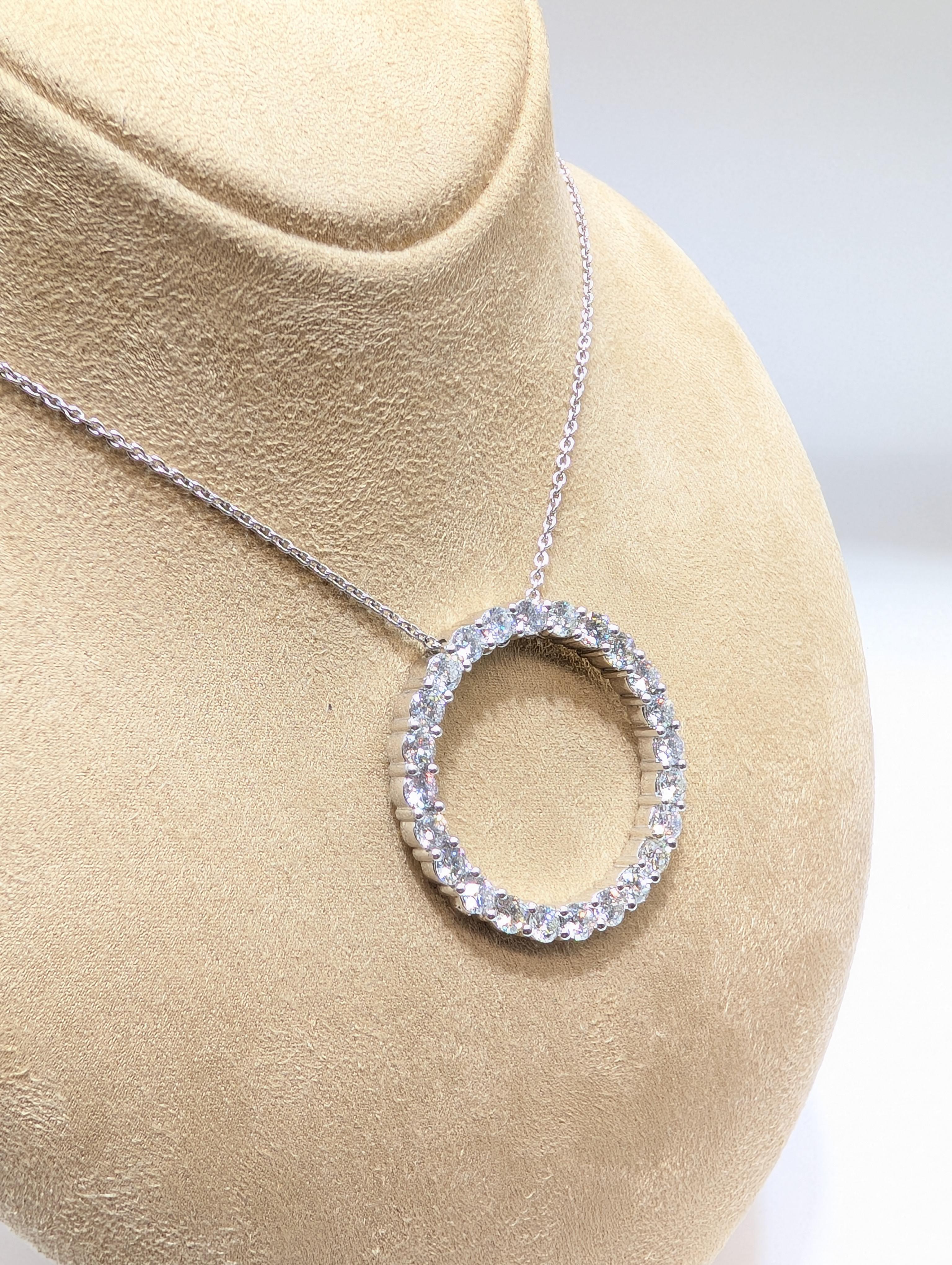 Large Natural Diamond Circle Pendant, Circle of Love Pendant in White Gold In New Condition For Sale In New York, US