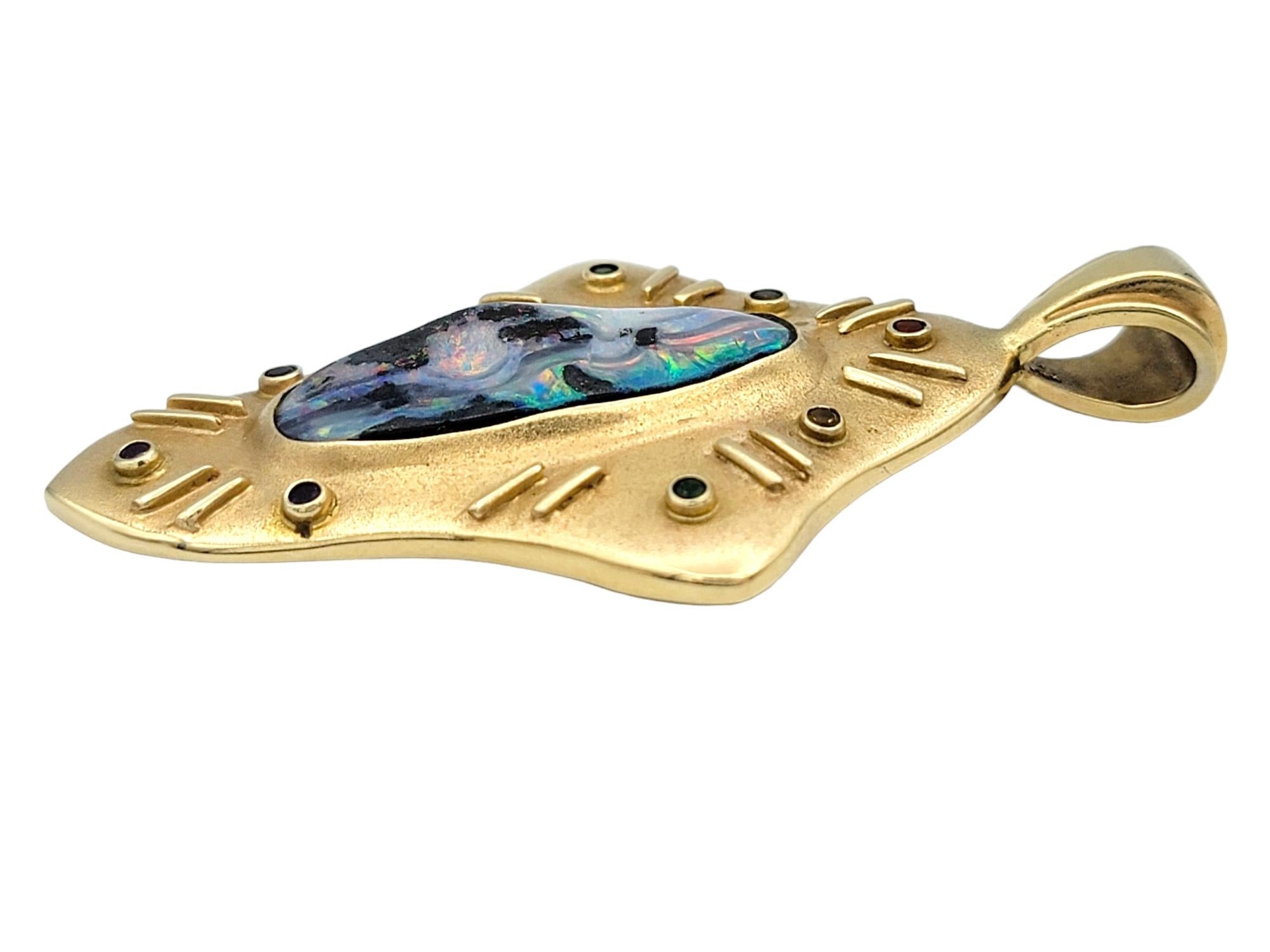 Contemporain Grand pendentif en or jaune brossé 14 carats avec opale naturelle et pierres synthétiques en vente