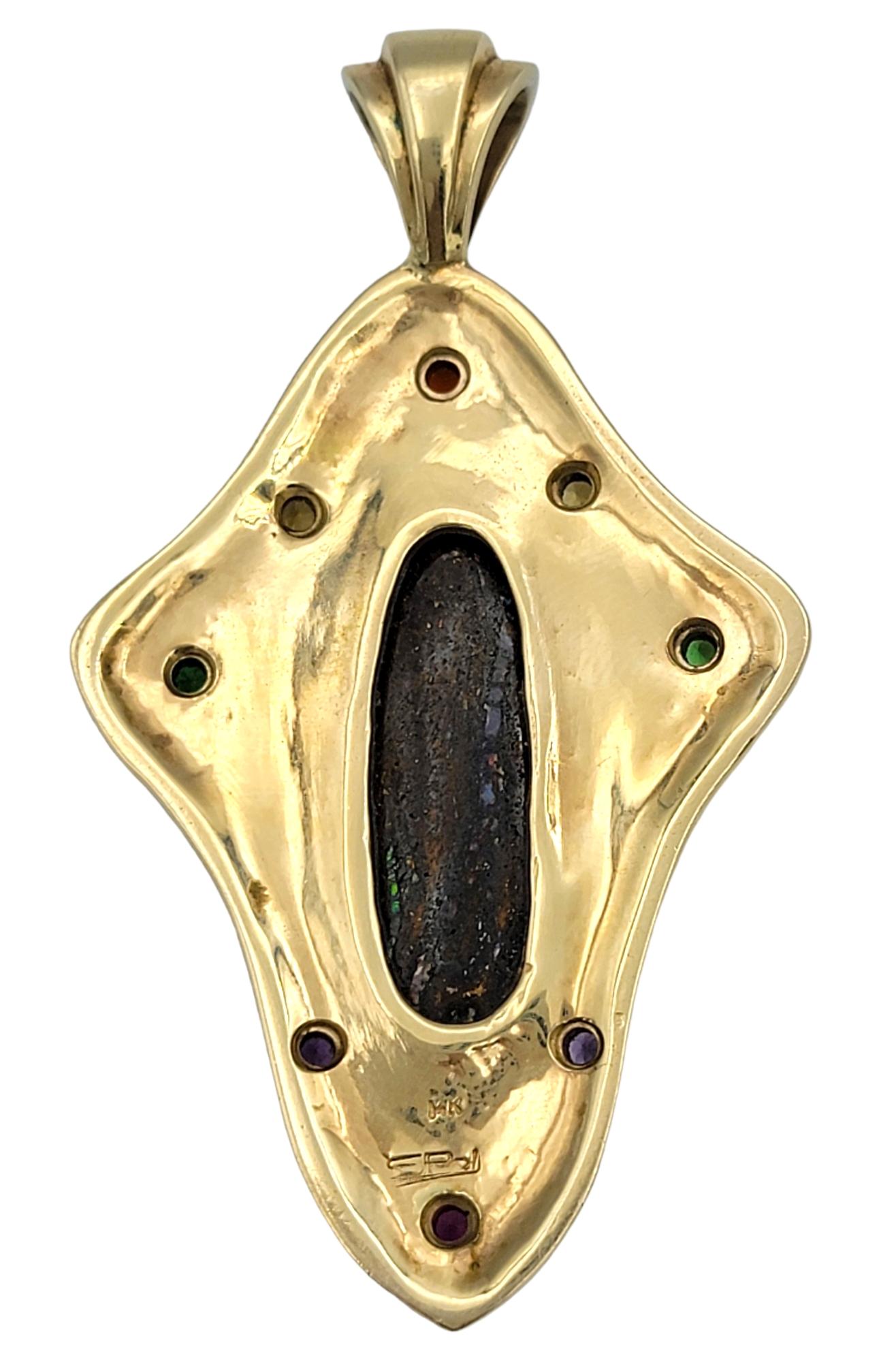 Taille ovale Grand pendentif en or jaune brossé 14 carats avec opale naturelle et pierres synthétiques en vente