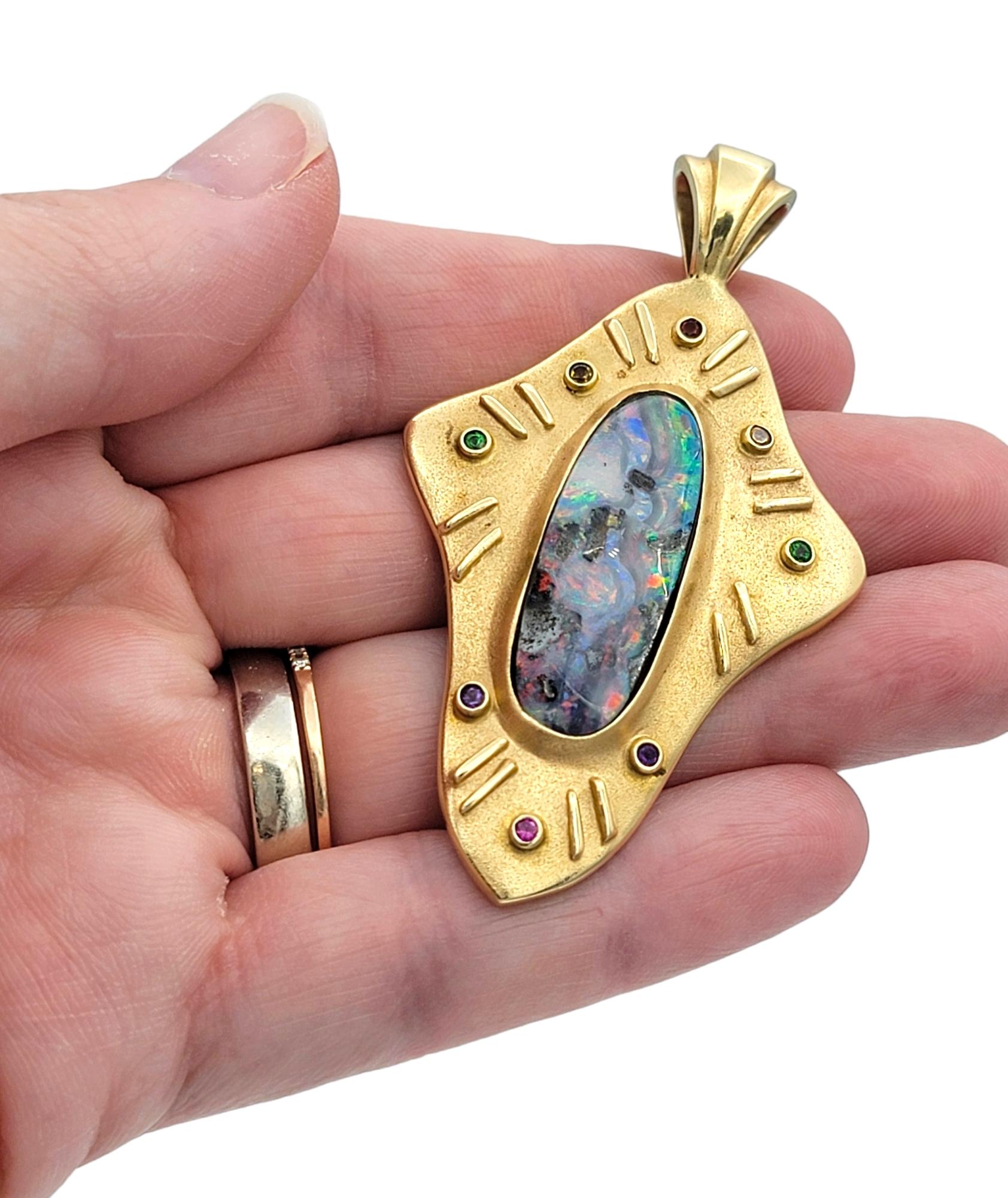 Grand pendentif en or jaune brossé 14 carats avec opale naturelle et pierres synthétiques Pour femmes en vente