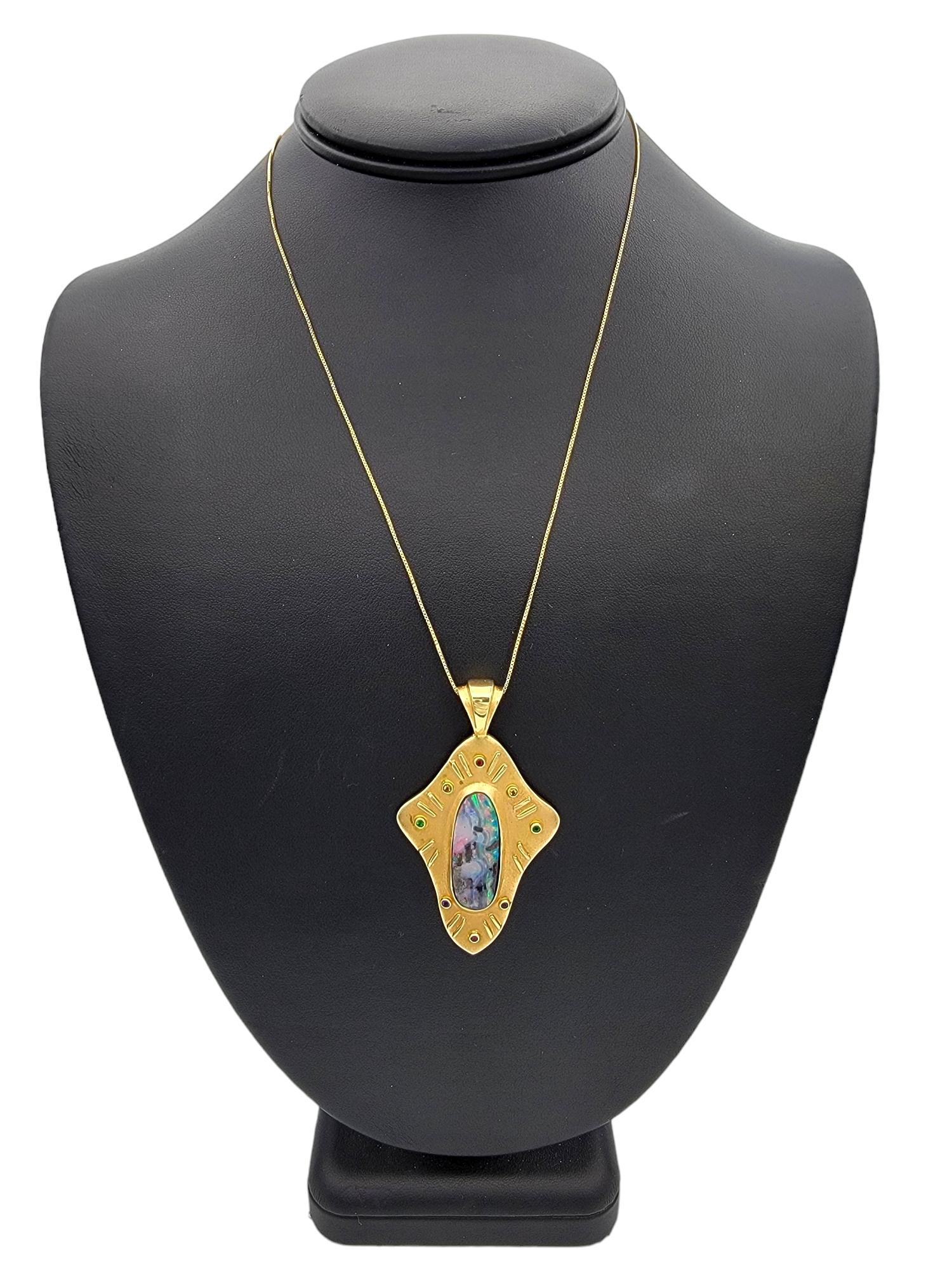 Grand pendentif en or jaune brossé 14 carats avec opale naturelle et pierres synthétiques en vente 1