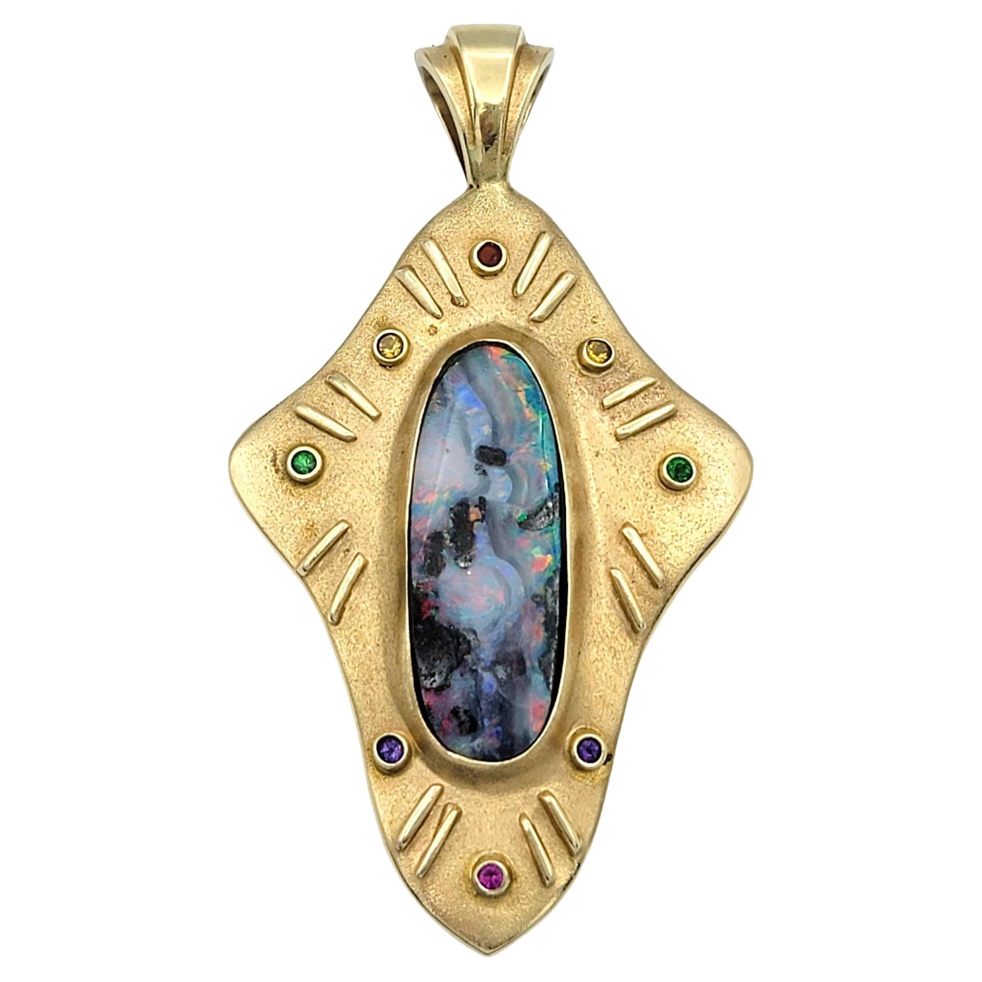 Grand pendentif en or jaune brossé 14 carats avec opale naturelle et pierres synthétiques en vente