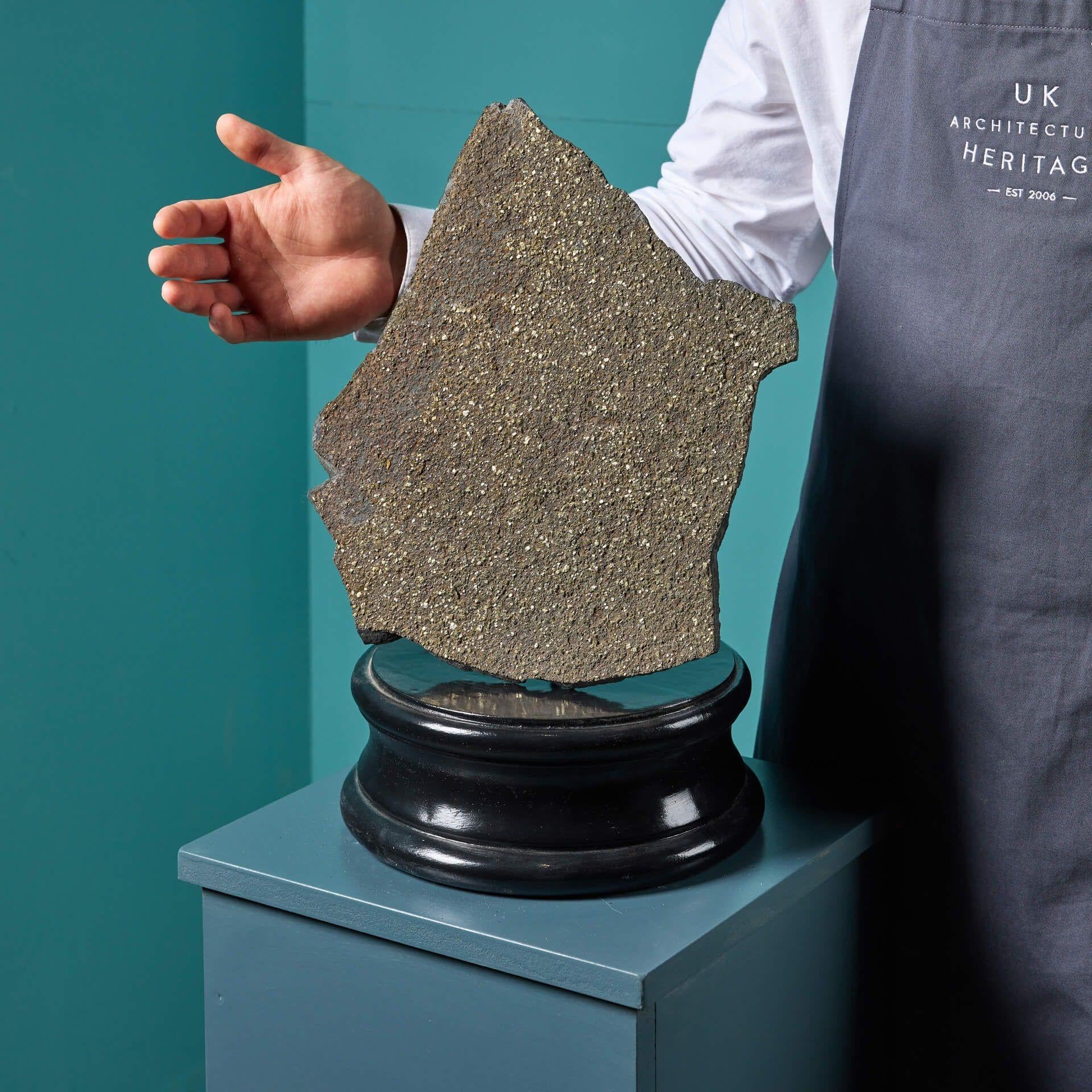 Un gran ejemplar de pirita natural sobre pizarra galesa. Procedente de una mina de Llanberis, Gwynedd, Gales, esta gran pizarra muestra pequeños cristales lustrosos de pirita en una de sus caras.

Formado naturalmente a lo largo de millones de años,