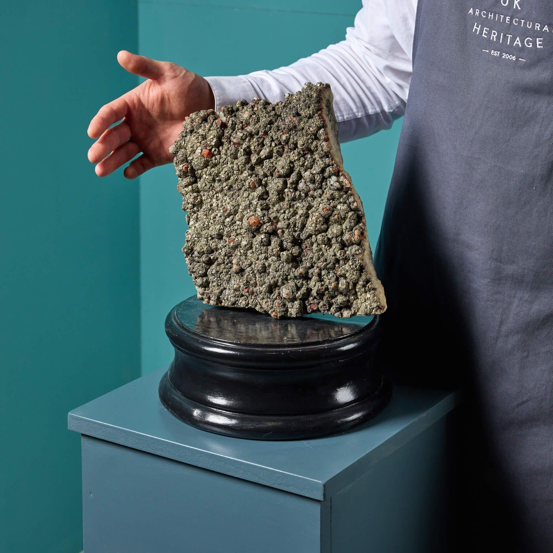 Un grande esemplare di pirite naturale simile a un piatto. Proveniente dalla miniera Wheal Jane di livello 5/15, in Cornovaglia, questo rivestimento di pirite nativa britannica su calcite ha un aspetto lucido con elementi di piombo rosso nella parte