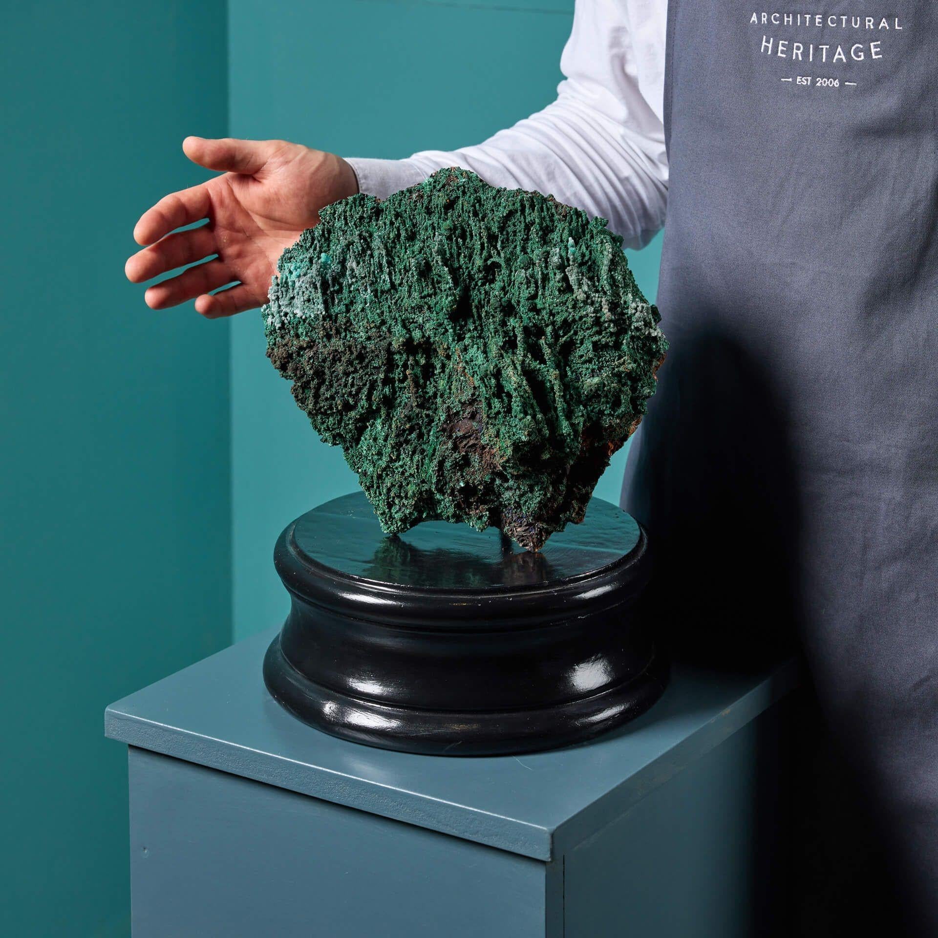 Ein großes natürliches Malachit-Skelett, das aus Madagaskar stammt. Dieses einzigartige Exemplar weist eine satte grüne Farbe mit Bereichen dunklerer Schattierungen auf.

Dieses Exemplar hat eine auffällige Form, die von der Natur über Jahrtausende