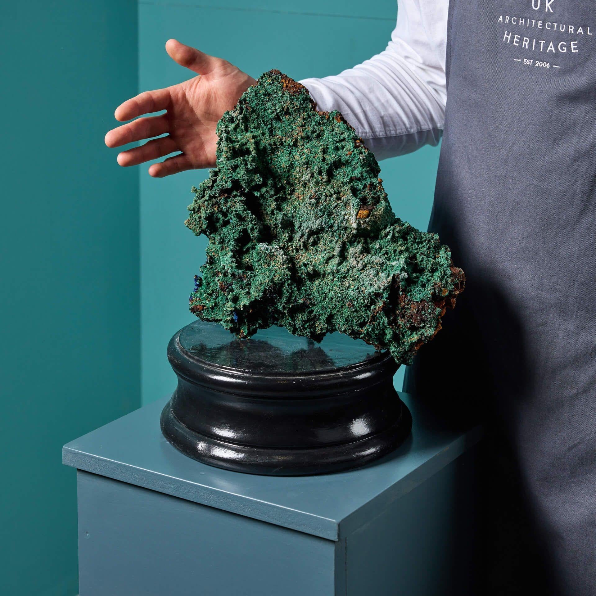 Un grand spécimen naturel de malachite brute squelettique originaire du Maroc. Ce spécimen unique présente une forme saisissante qui a été modelée par la nature au cours de milliers d'années.

Il présente une riche couleur verte avec des zones plus