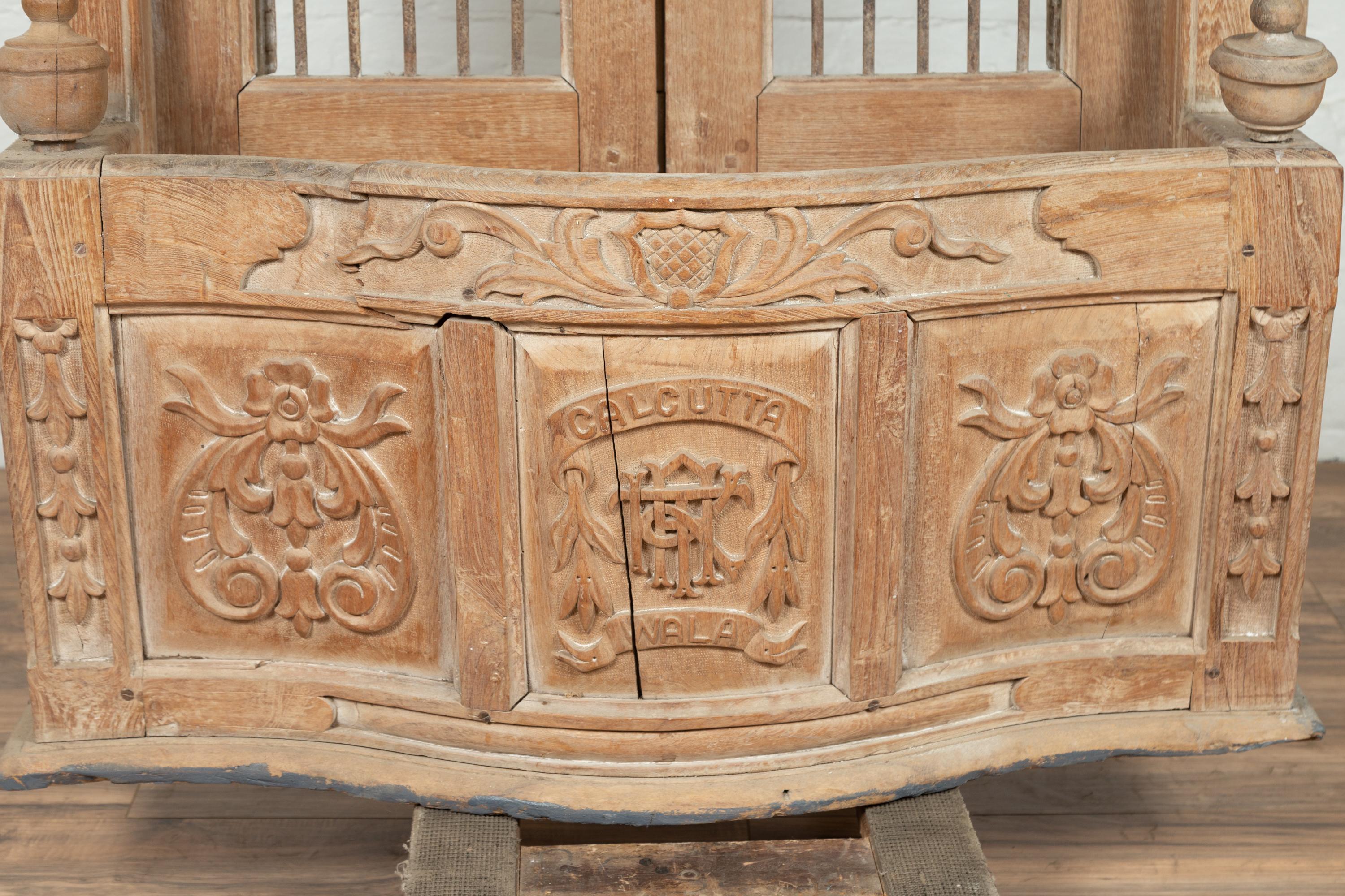 Grand balcon de fenêtre en bois naturel avec motifs de feuillage sculptés à la main en vente 7