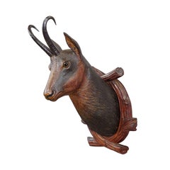 Gran cabeza naturalista de gamuza tallada Black Forest, ca. 1920