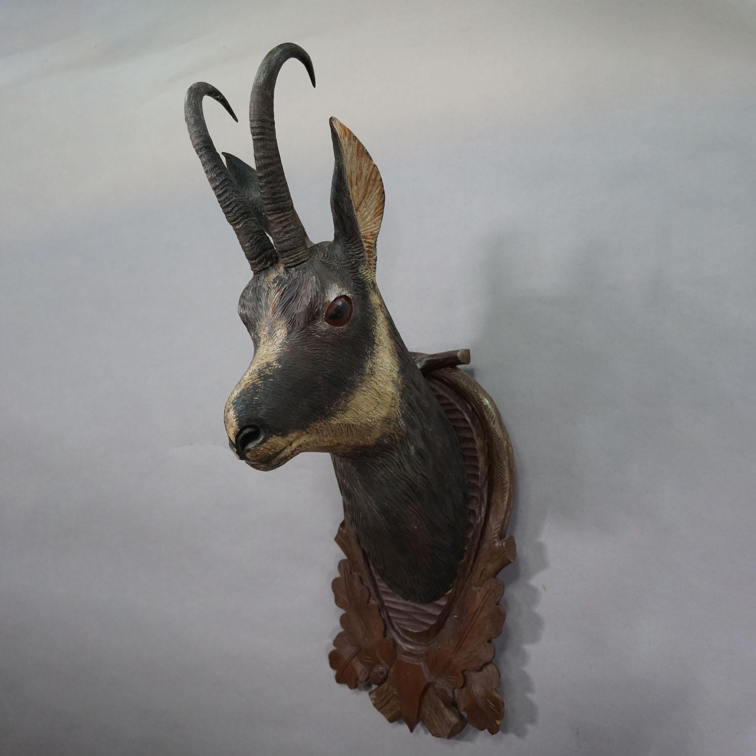 Grande testa di camoscio naturalistica intagliata di Black Forest, 1930 ca.

Una grande testa di camoscio antico della Black Forest intagliata a mano in stile naturalistico e dotata di dorso di vero camoscio. Un grande pezzo unico che valorizza ogni