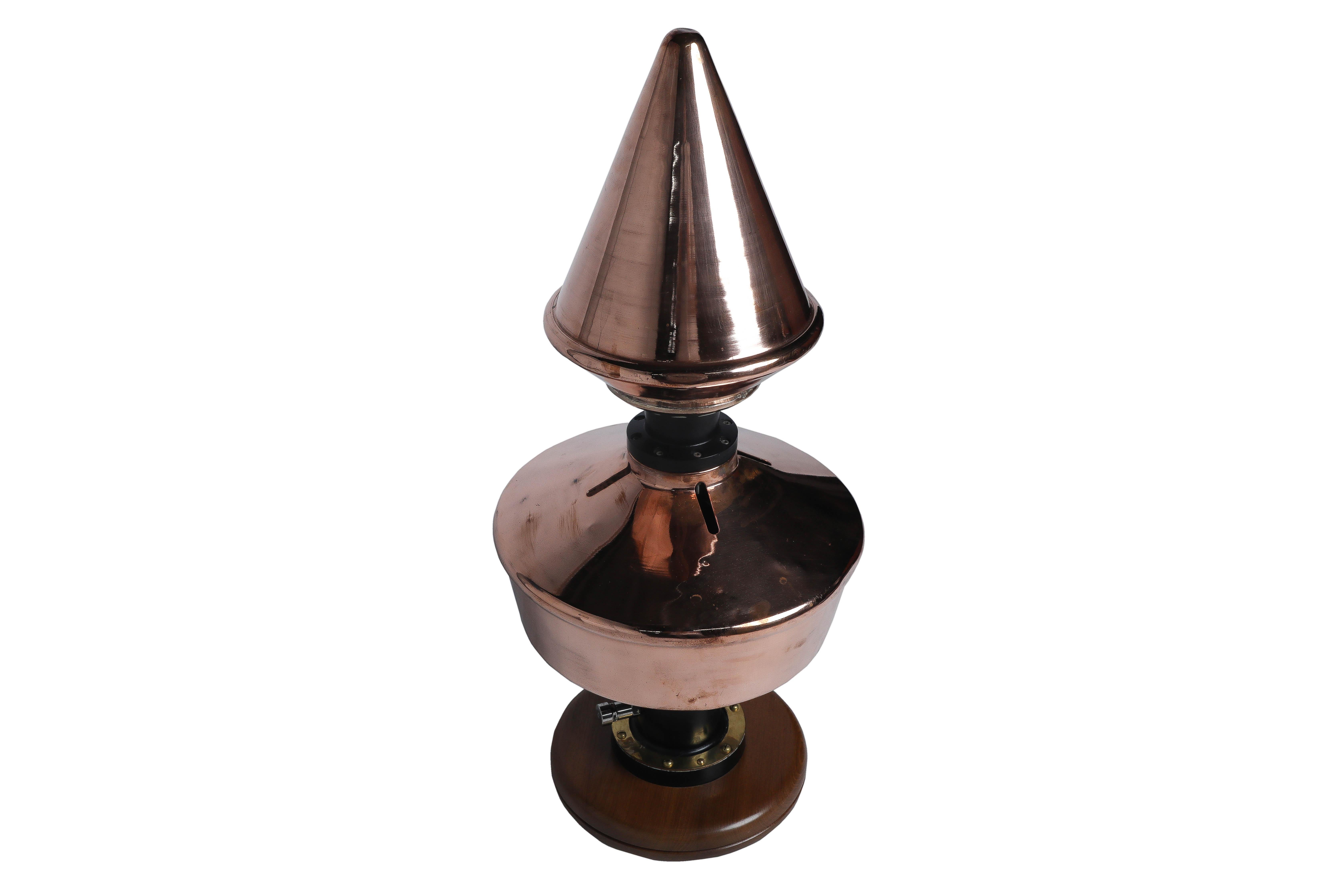 Une grande sculpture en cuivre inhabituelle qui faisait à l'origine partie d'une très grande antenne de bateau.   Il est monté sur une base ronde en teck.  Facile à utiliser à l'extérieur ou à l'intérieur.  Il date d'environ les années 1970.  Une