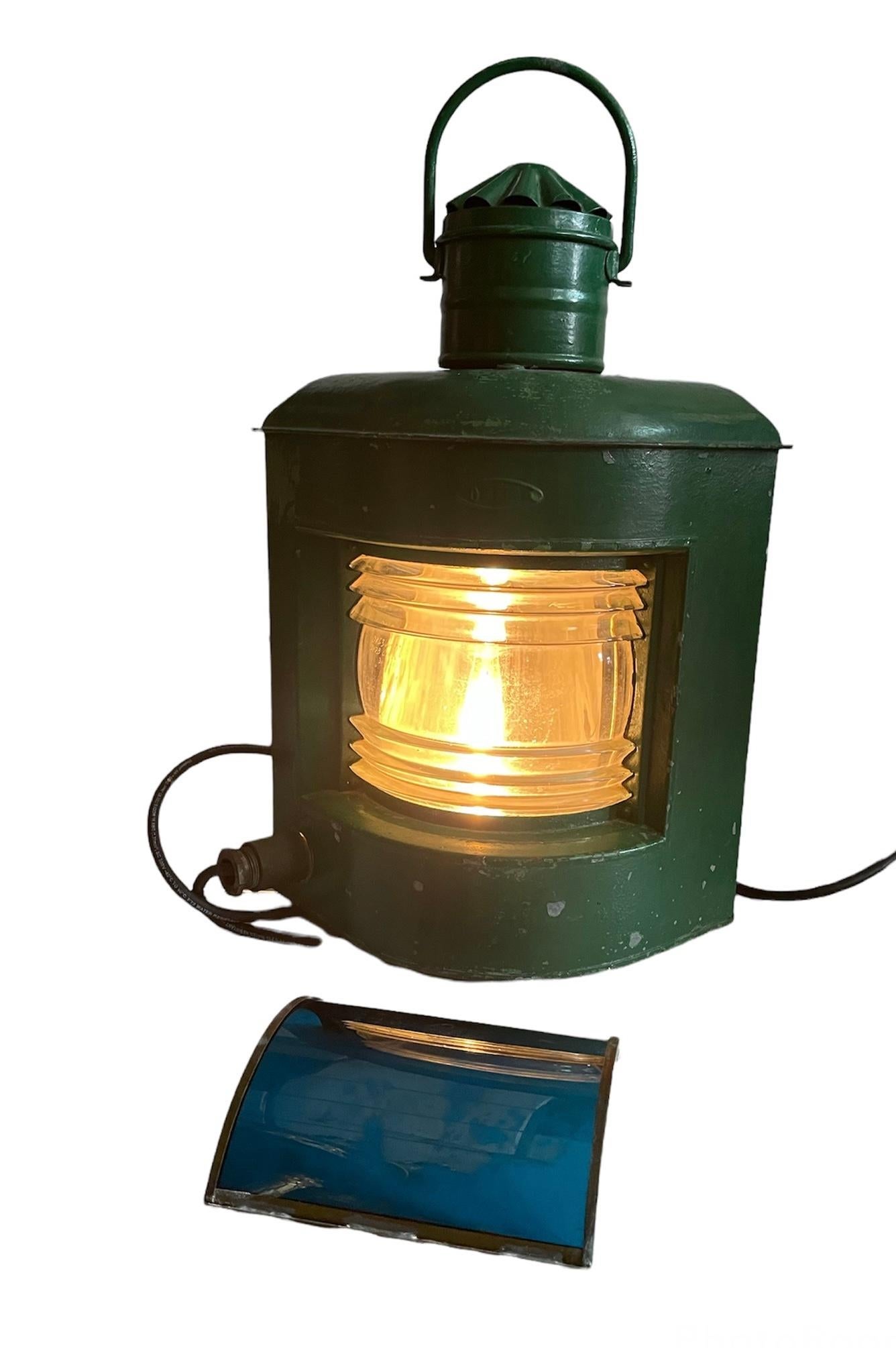 20ième siècle Grande lanterne nautique en métal électrifié en vente