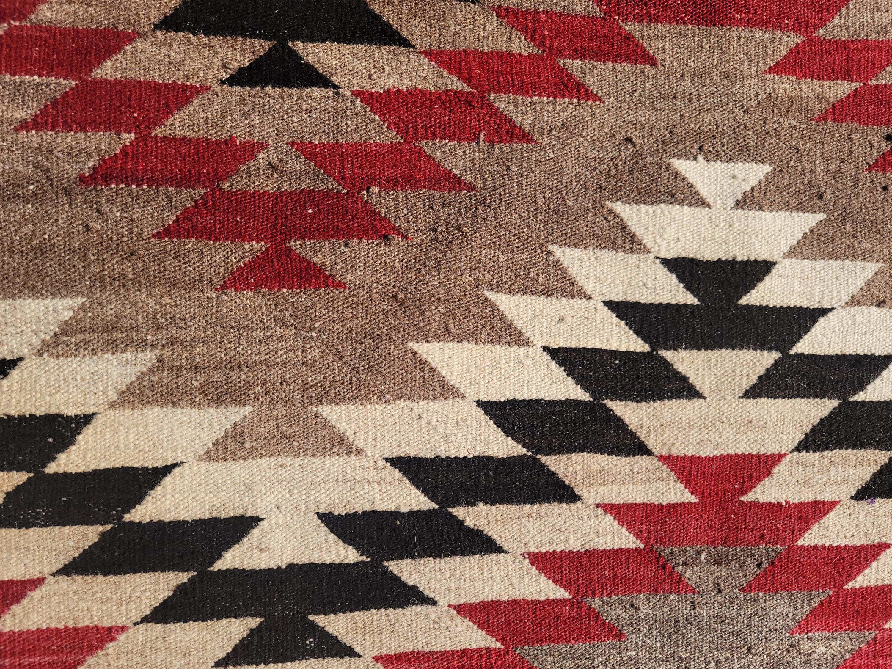 Dieses frühe Navajo-Indianer-Geflecht ist in einem blendenden Design und in tadellosem Zustand und wurde professionell gereinigt.