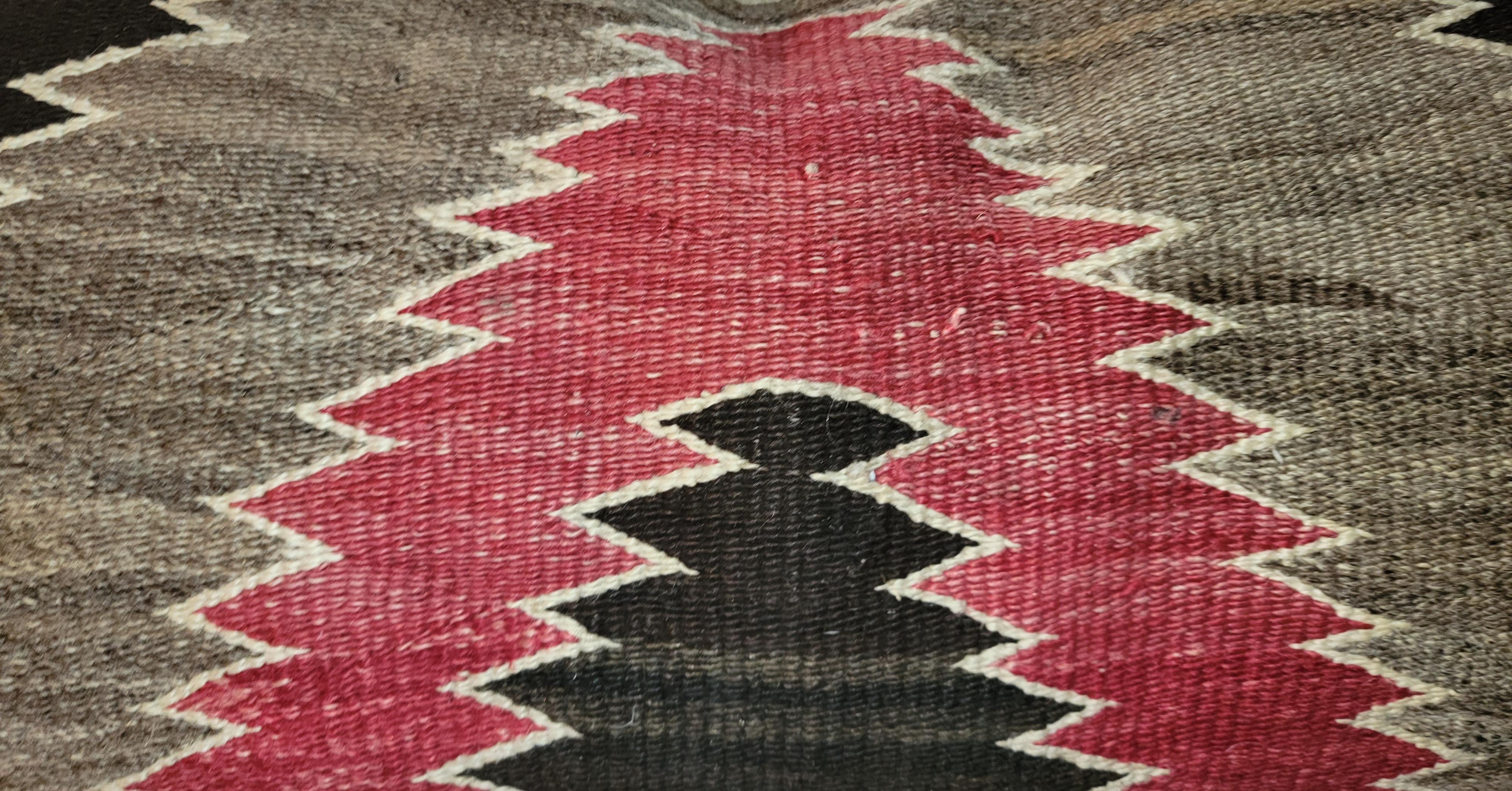 Grand traversin en tissage indien Navajo. Ce coussin mesure 38
