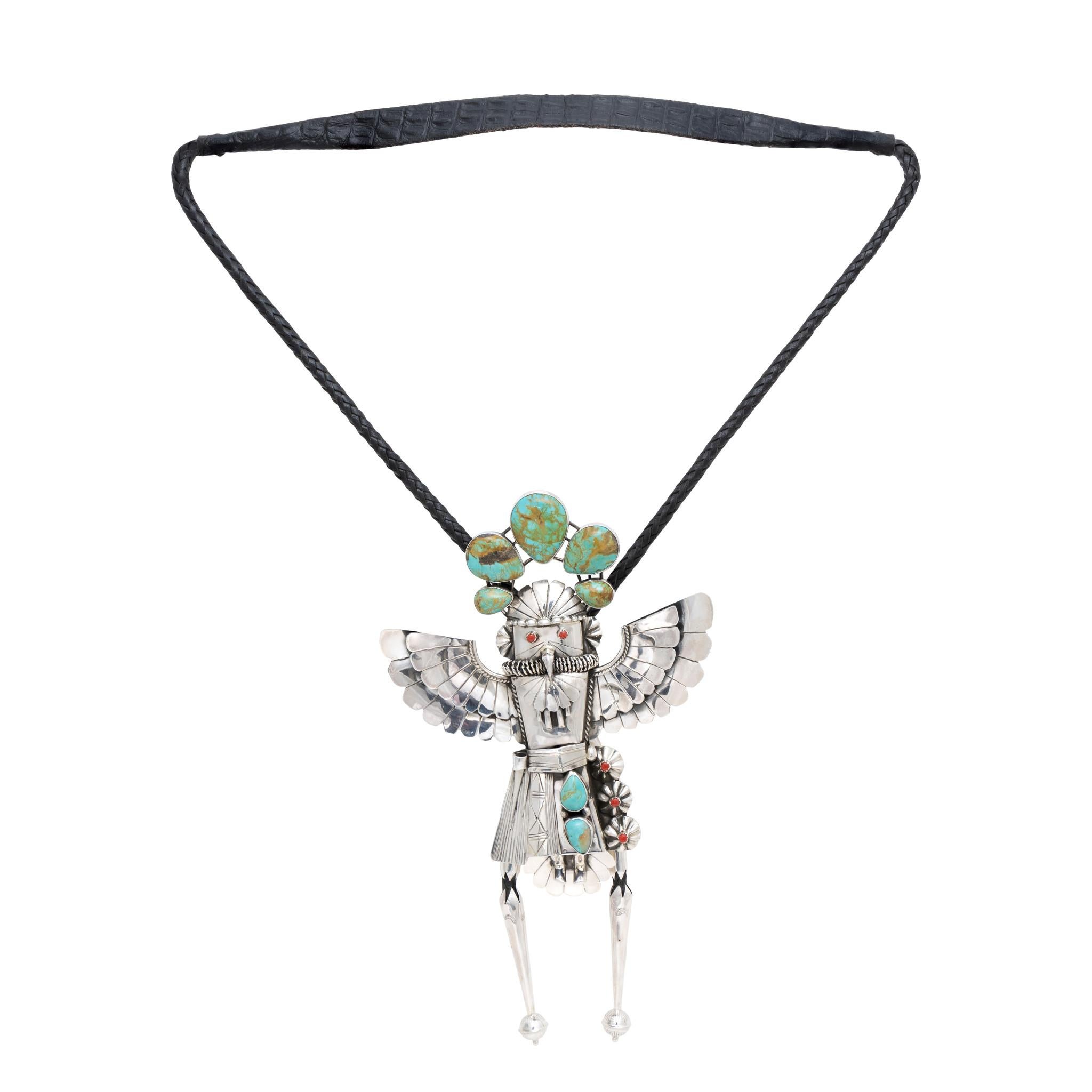 Grande cravatta kachina Navajo in argento sterling e turchese Kingman con aquila di Avin Joe. Un totale di sei pietre di turchese naturali e non trattate di qualità eccezionale, due perle di corallo per gli occhi, tre perle di corallo sul lato,