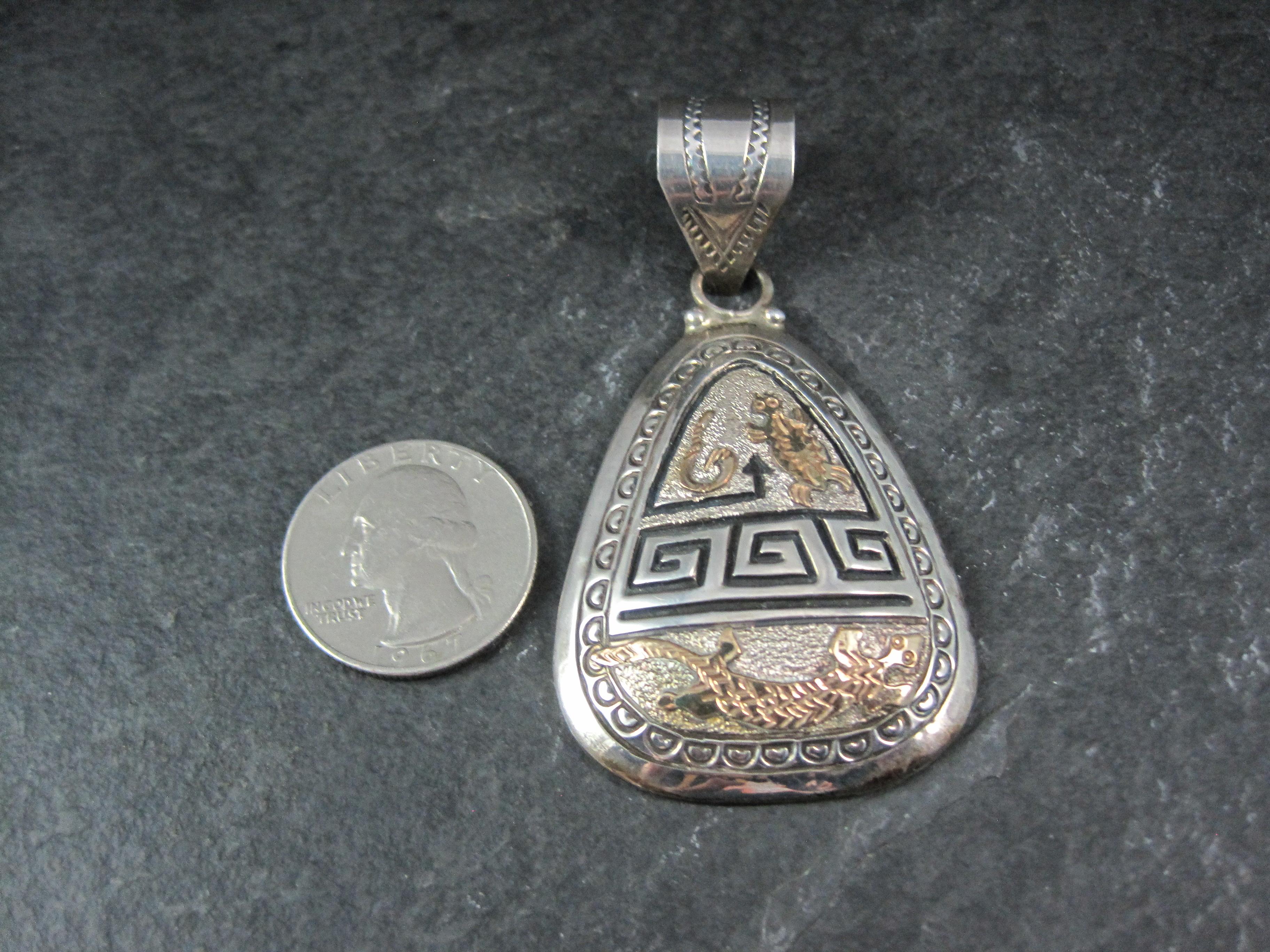 Nativo americano Grande ciondolo Navajo a forma di tartaruga e serpente in argento e oro 12 carati in vendita