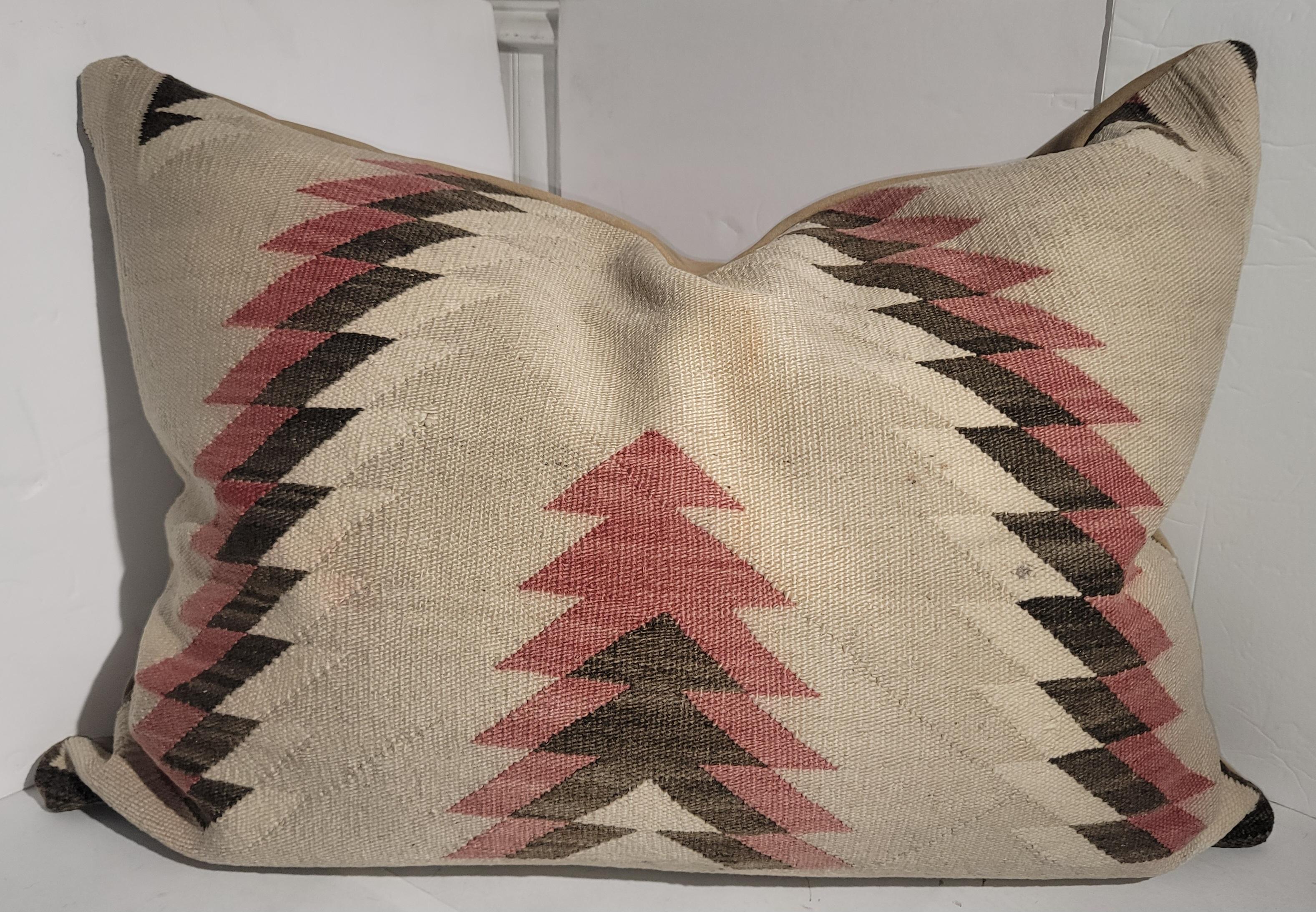 Ces étonnants coussins de traversin en tissage indien Navajo sont une paire assortie provenant d'un même tissage.L'état est très bon et vendu comme une paire.de petites taches de vieillesse mais pas mauvaises dans les tissages.
