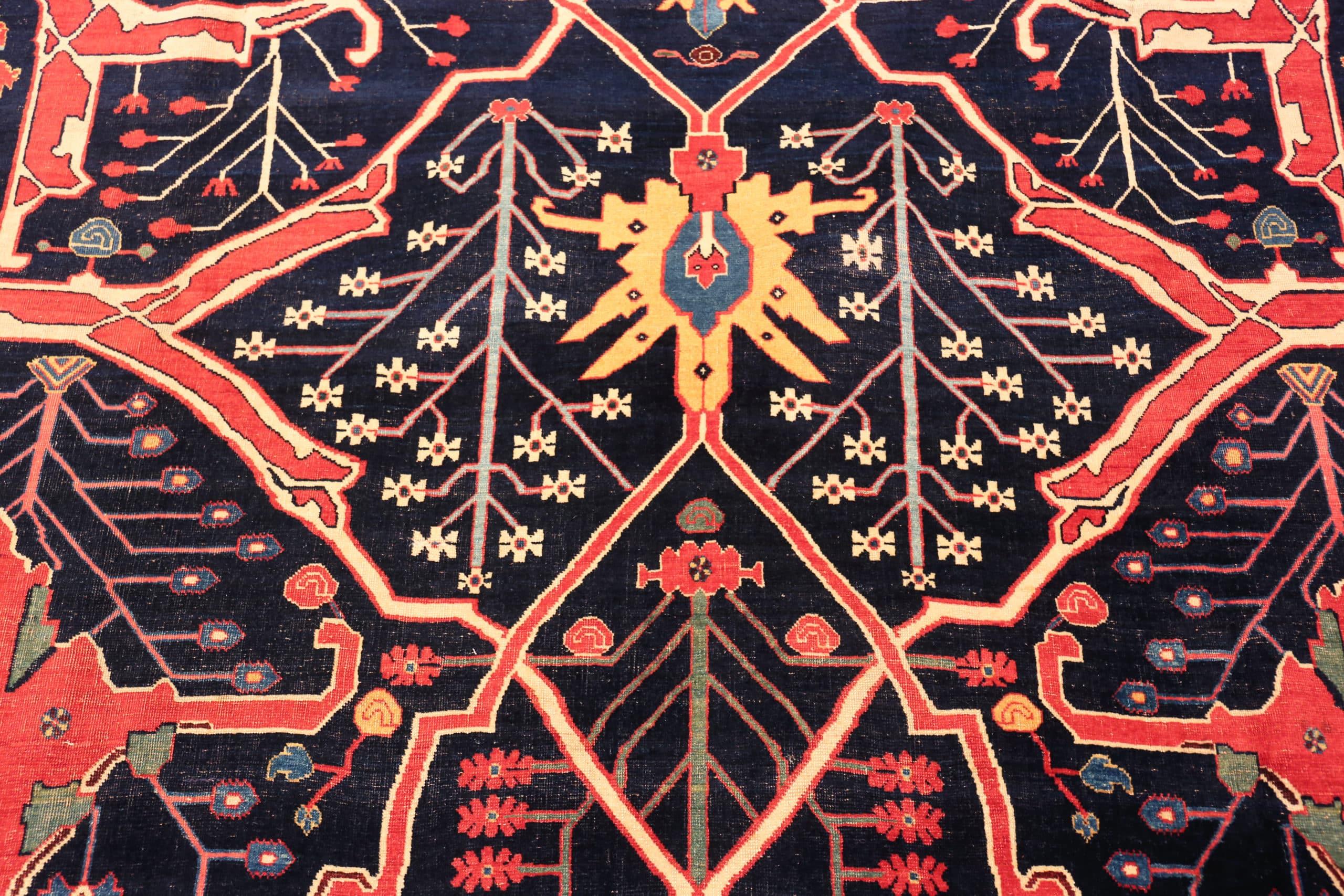 Magnifique grand tapis persan ancien Garous Design Bidjar à fond bleu marine, Pays d'origine : Perse, Circa Date : 1880