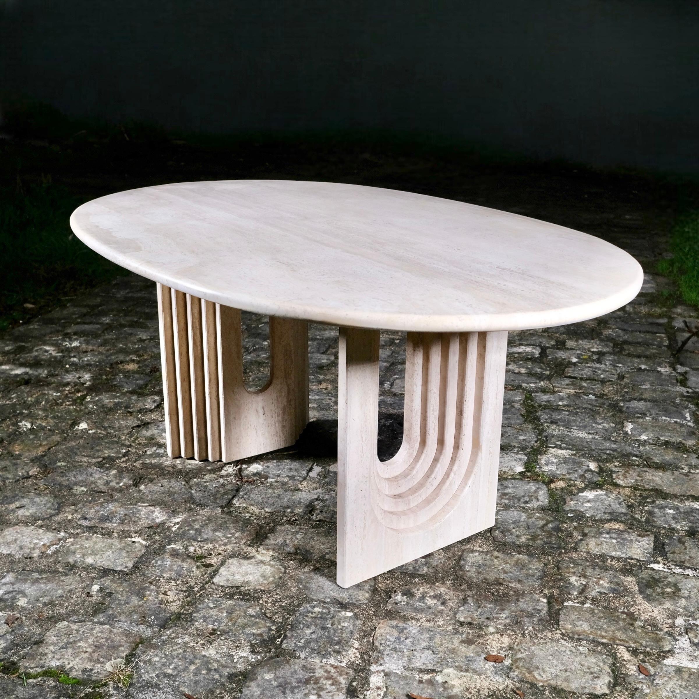 Exceptionnelle table de salle à manger en travertin, modèle Naxos, conçue par Modus Studio pour Cattelan Italia, en 1988.
Souvent attribuée à tort à Carlo Scarpa, elle présente une base magnifiquement dessinée avec un style très 
