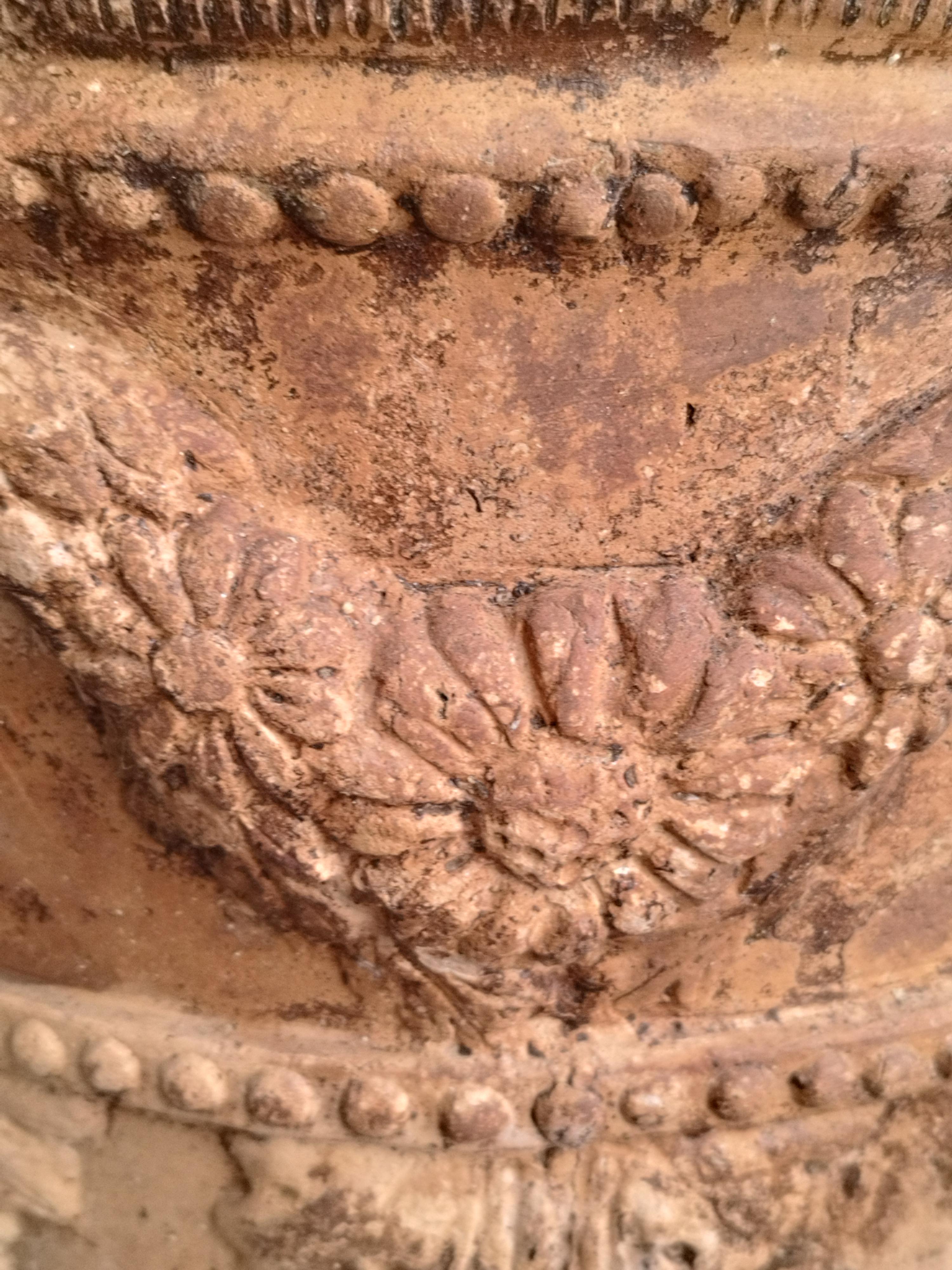 Große neapolitanische Terrakotta-Vase aus den 1800er Jahren mit Verzierungen. (Spätes 19. Jahrhundert) im Angebot