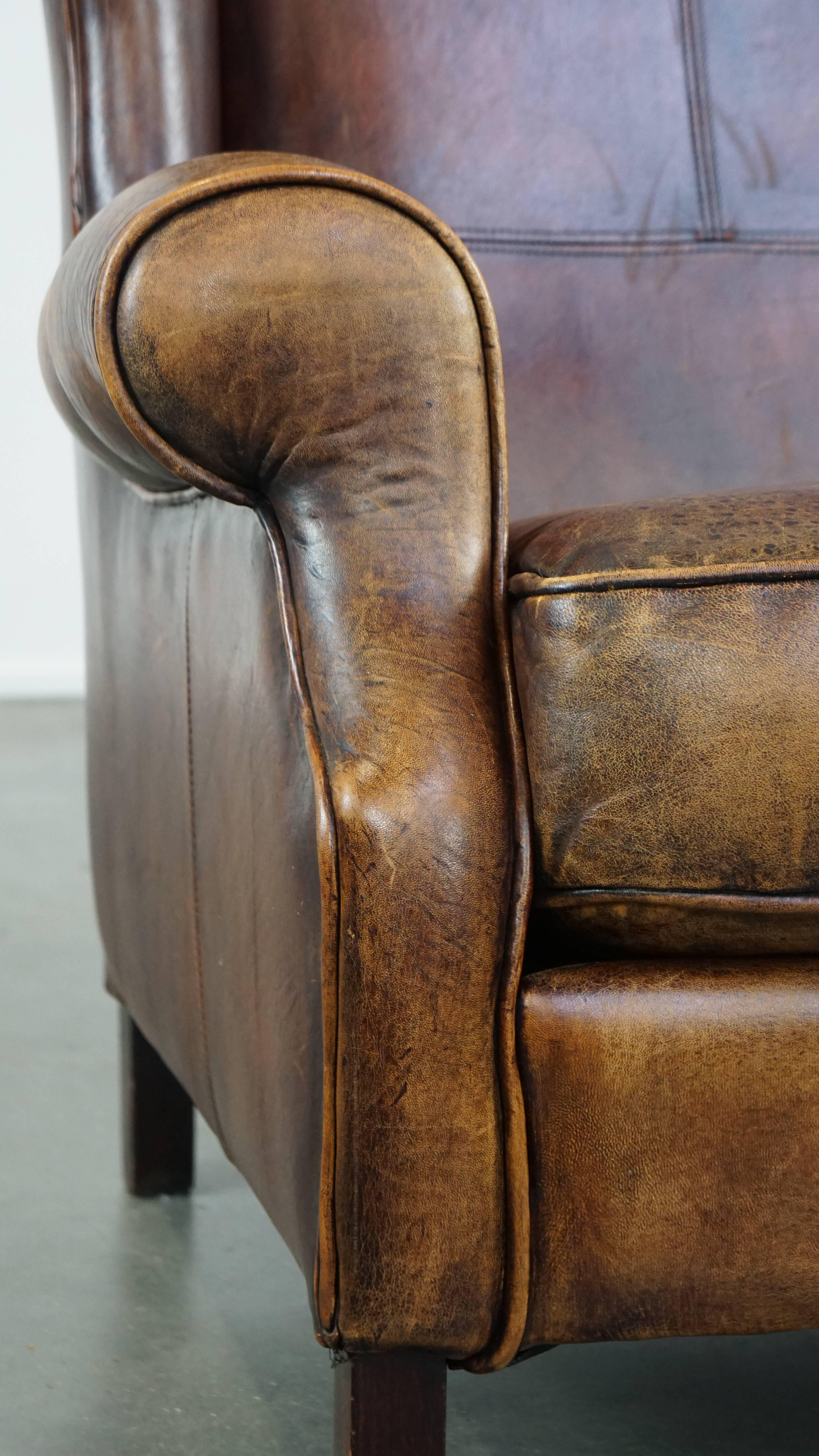 Large, neat sheepskin armchair with a beautiful design and beautiful colors For Sale 2