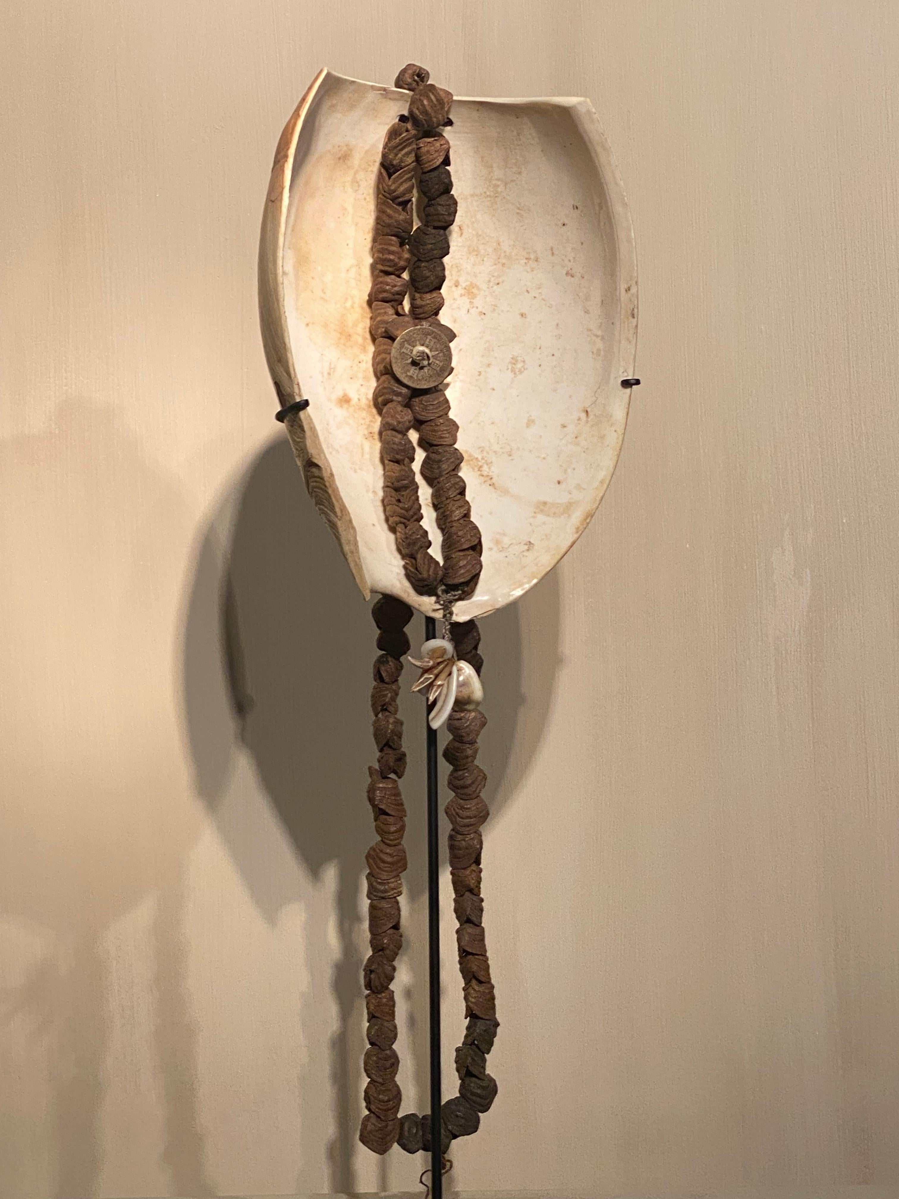 Collar grande de Papúa Nueva Guinea mediados del siglo XX en venta
