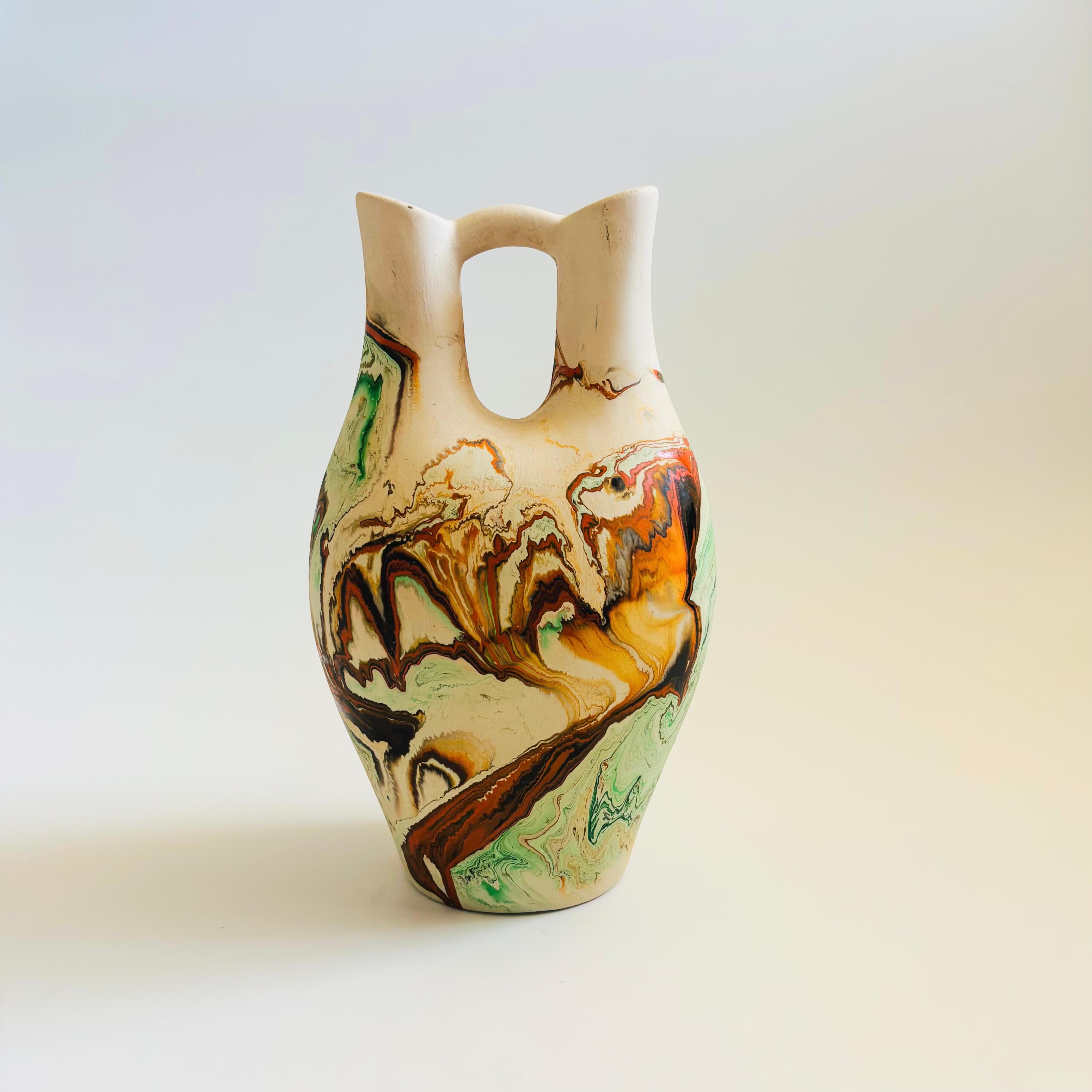 Eine große Hochzeitsvase aus Nemadji Pottery mit einem schönen organischen Muster aus orangefarbenen, grünen und braunen Wirbeln auf einem hellen, gebrochen weißen Hintergrund. Schöne matte Oberfläche.

