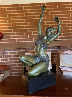 Große neo-Art-Déco-Bronze-Flapper-Mädchenstatue auf Marmorsockel, A.Gori