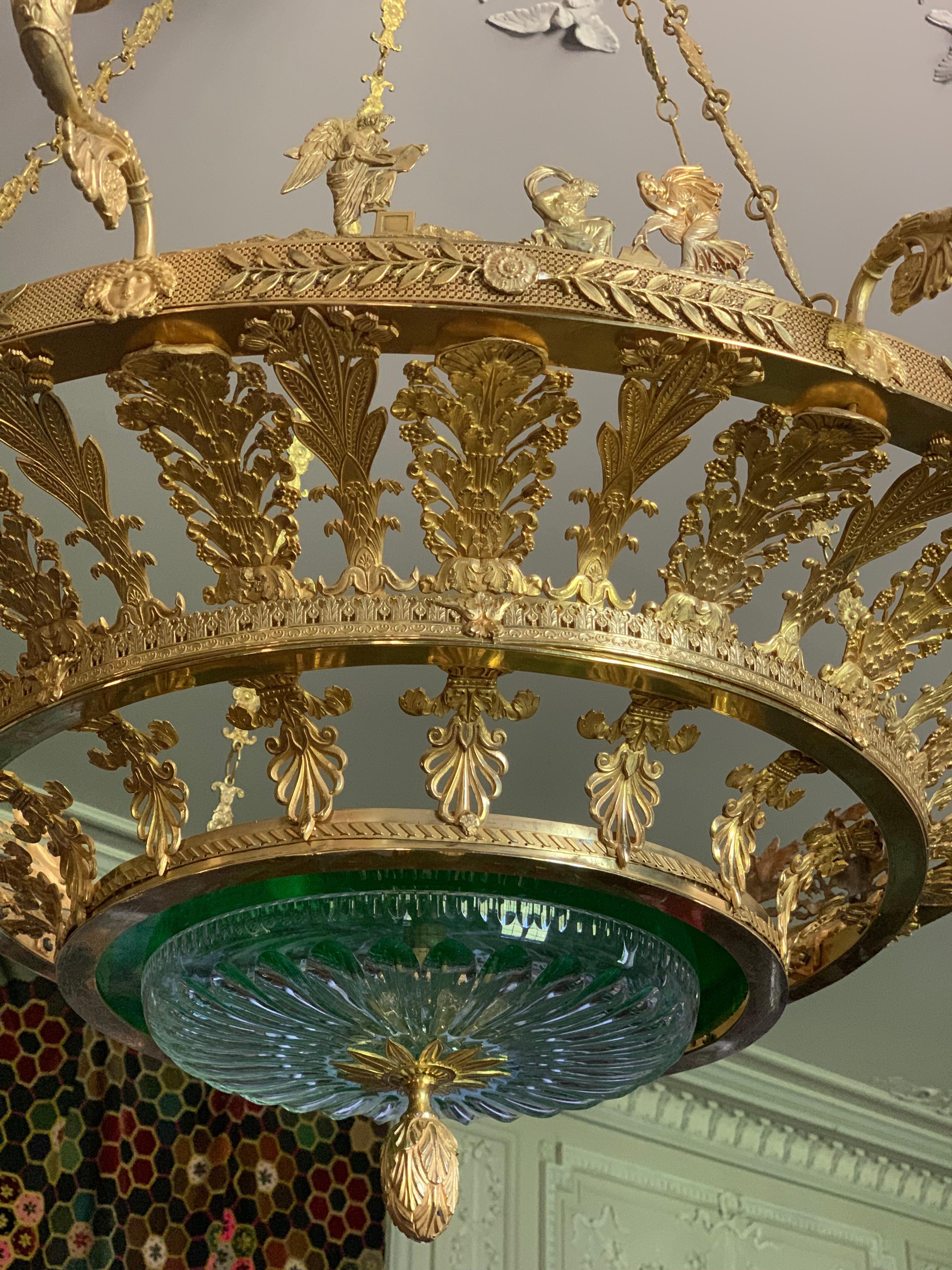 Großer neoklassizistischer Kronleuchter im Empire-Stil aus vergoldeter Bronze und grünem Kristall  (Gegossen) im Angebot
