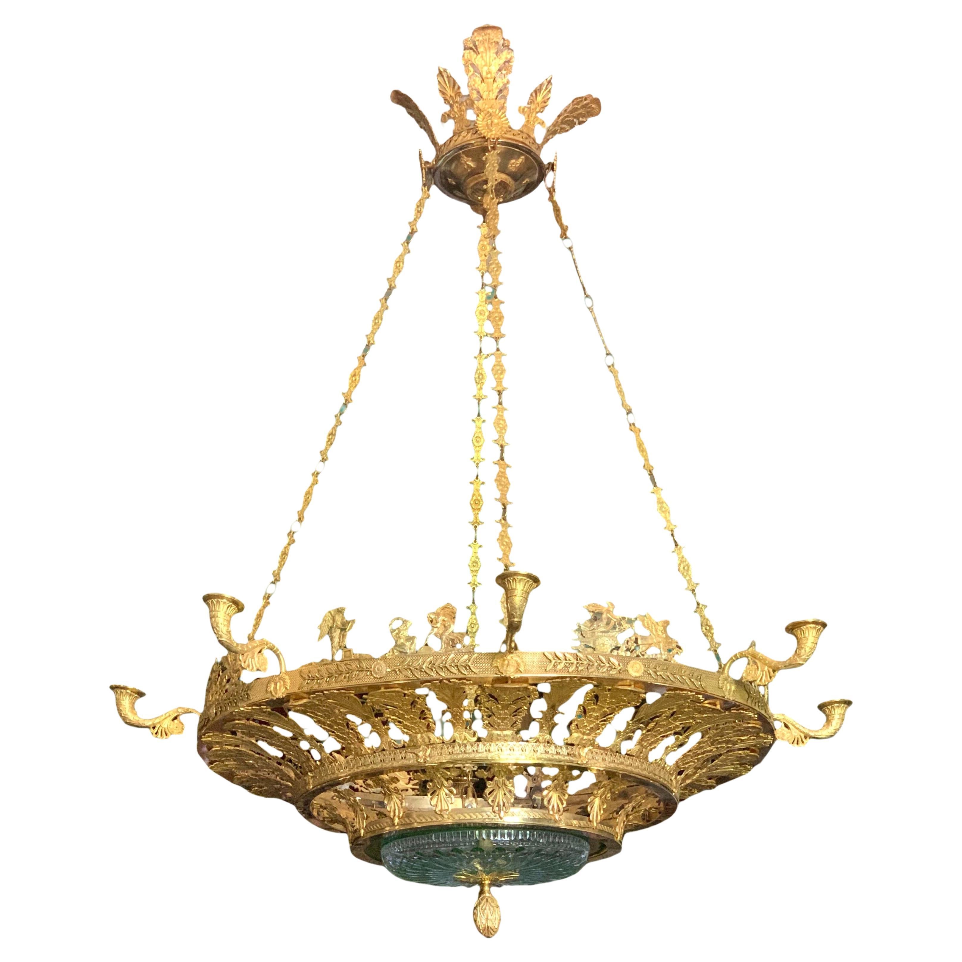Großer neoklassizistischer Kronleuchter im Empire-Stil aus vergoldeter Bronze und grünem Kristall  im Angebot