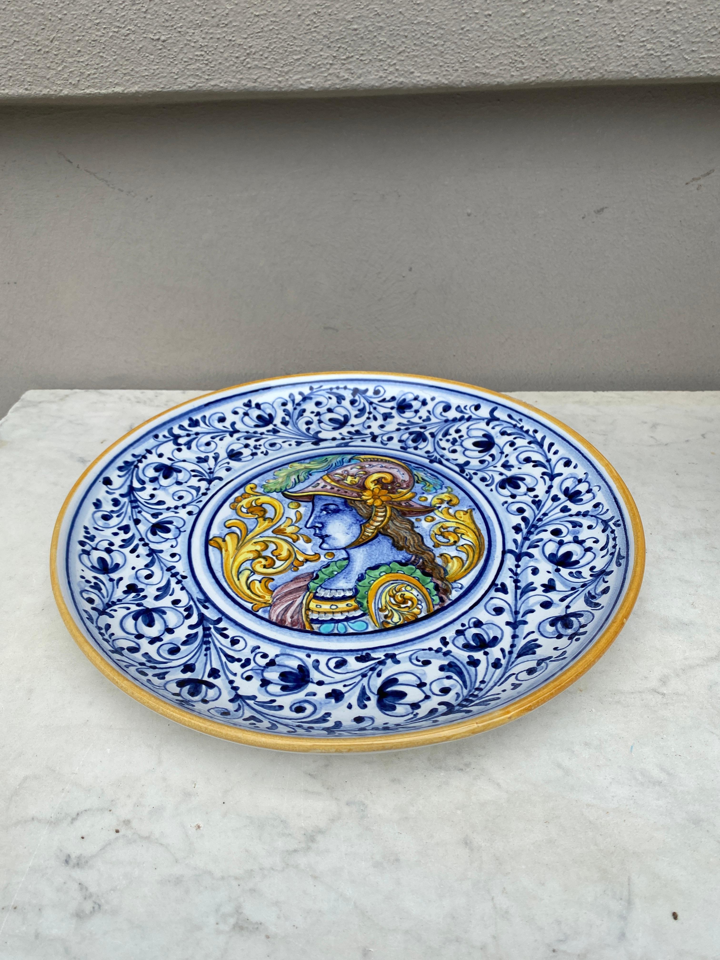 Gran plato de loza italiana neorrenacentista Circa 1930.