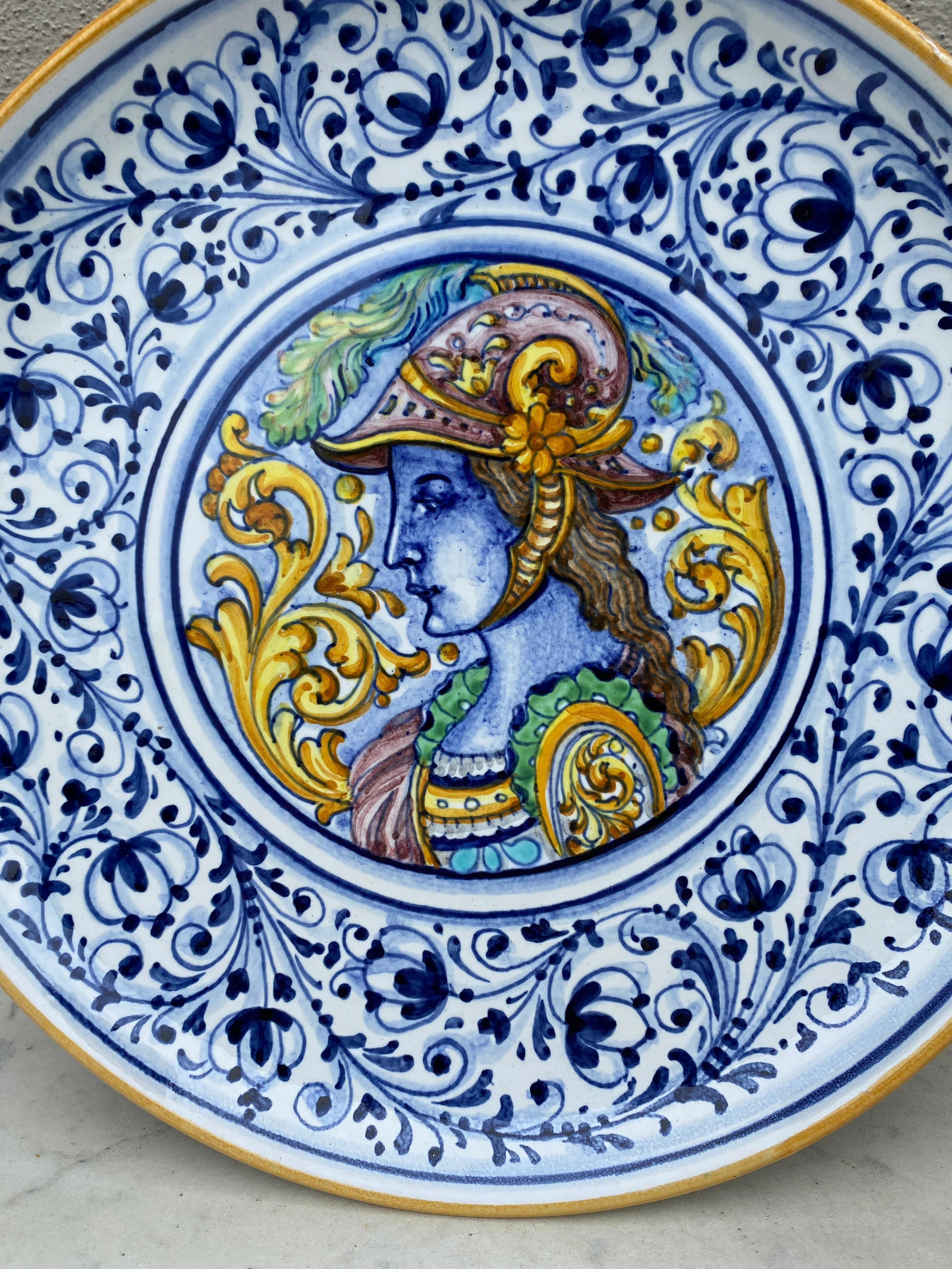 Gran plato de loza italiana neorrenacentista Circa 1930 Inglés en venta